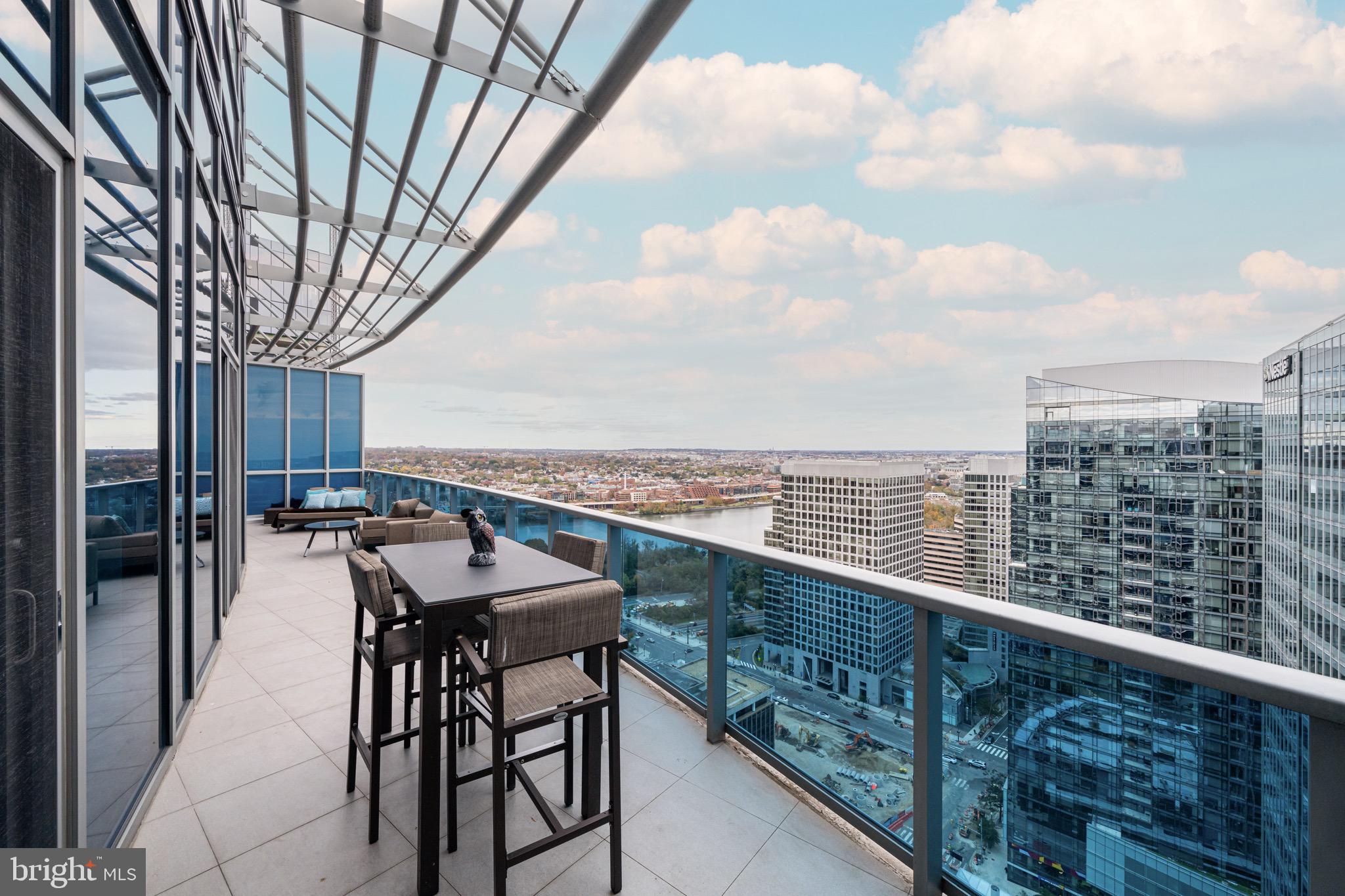 TURNBERRY TOWER - Residential