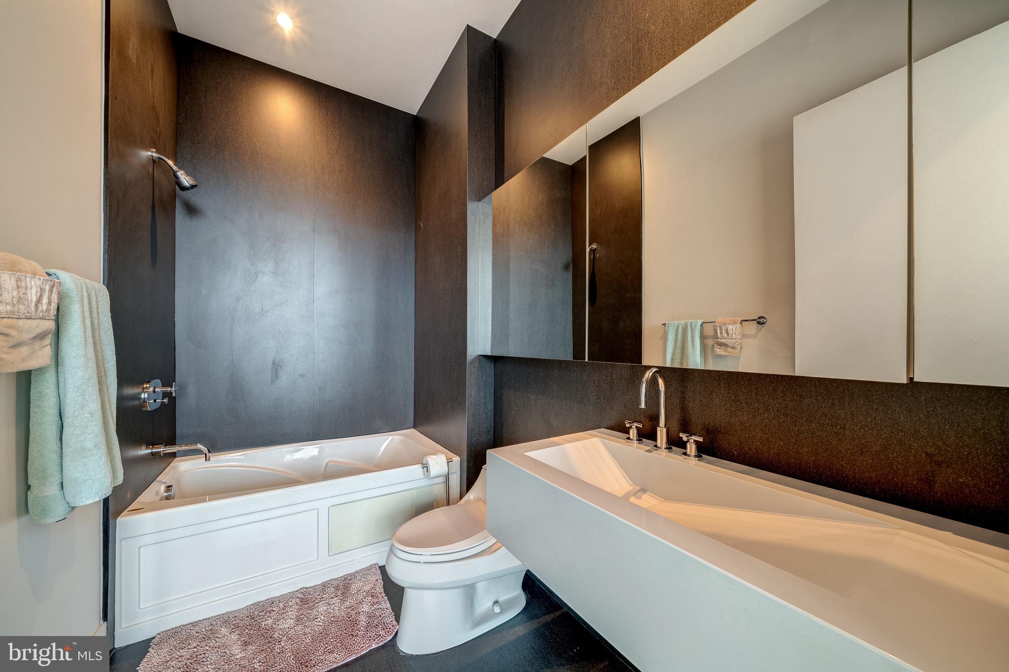 TURNBERRY TOWER - Residential