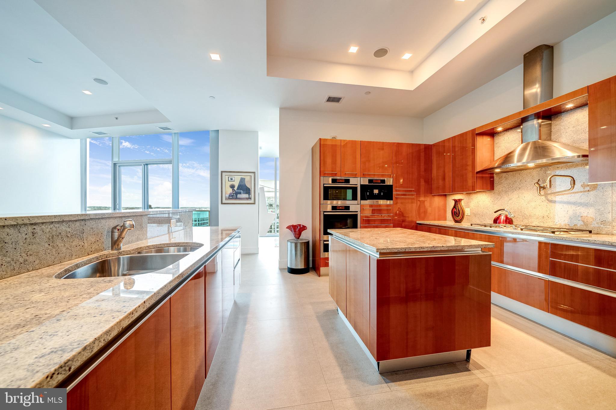 TURNBERRY TOWER - Residential