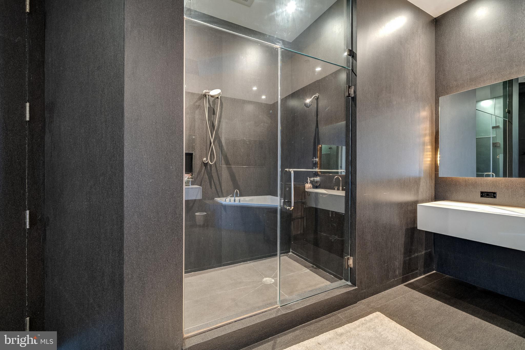 TURNBERRY TOWER - Residential