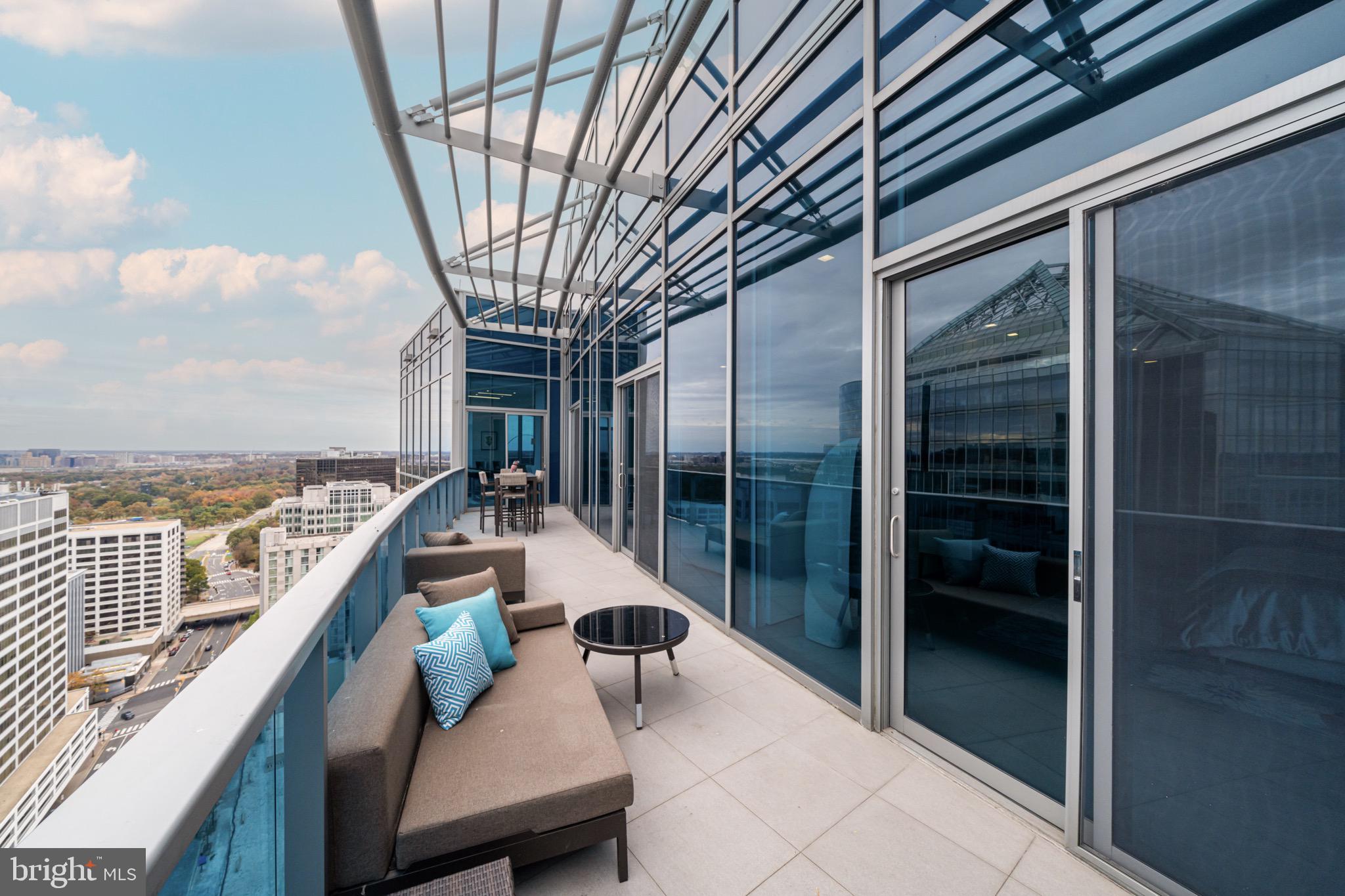 TURNBERRY TOWER - Residential