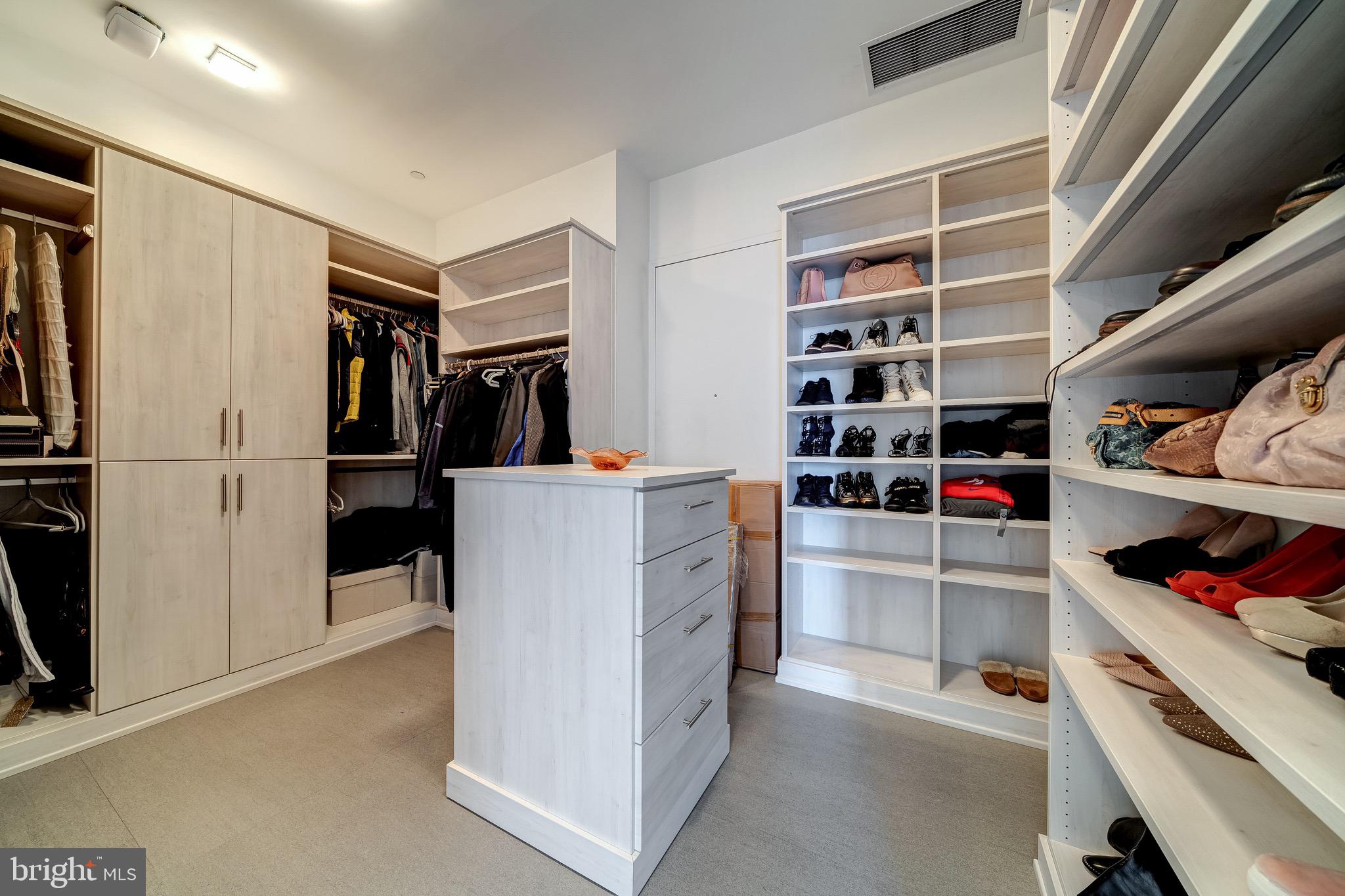 TURNBERRY TOWER - Residential