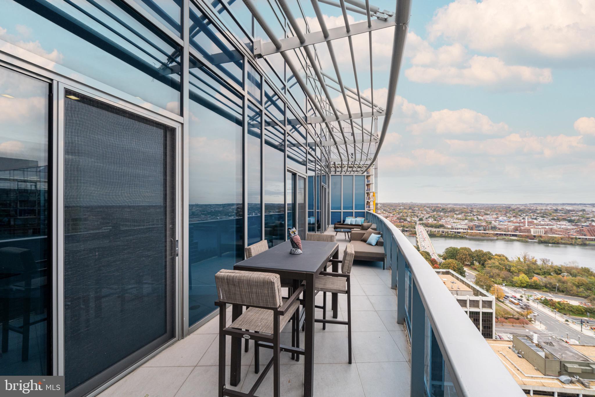 TURNBERRY TOWER - Residential