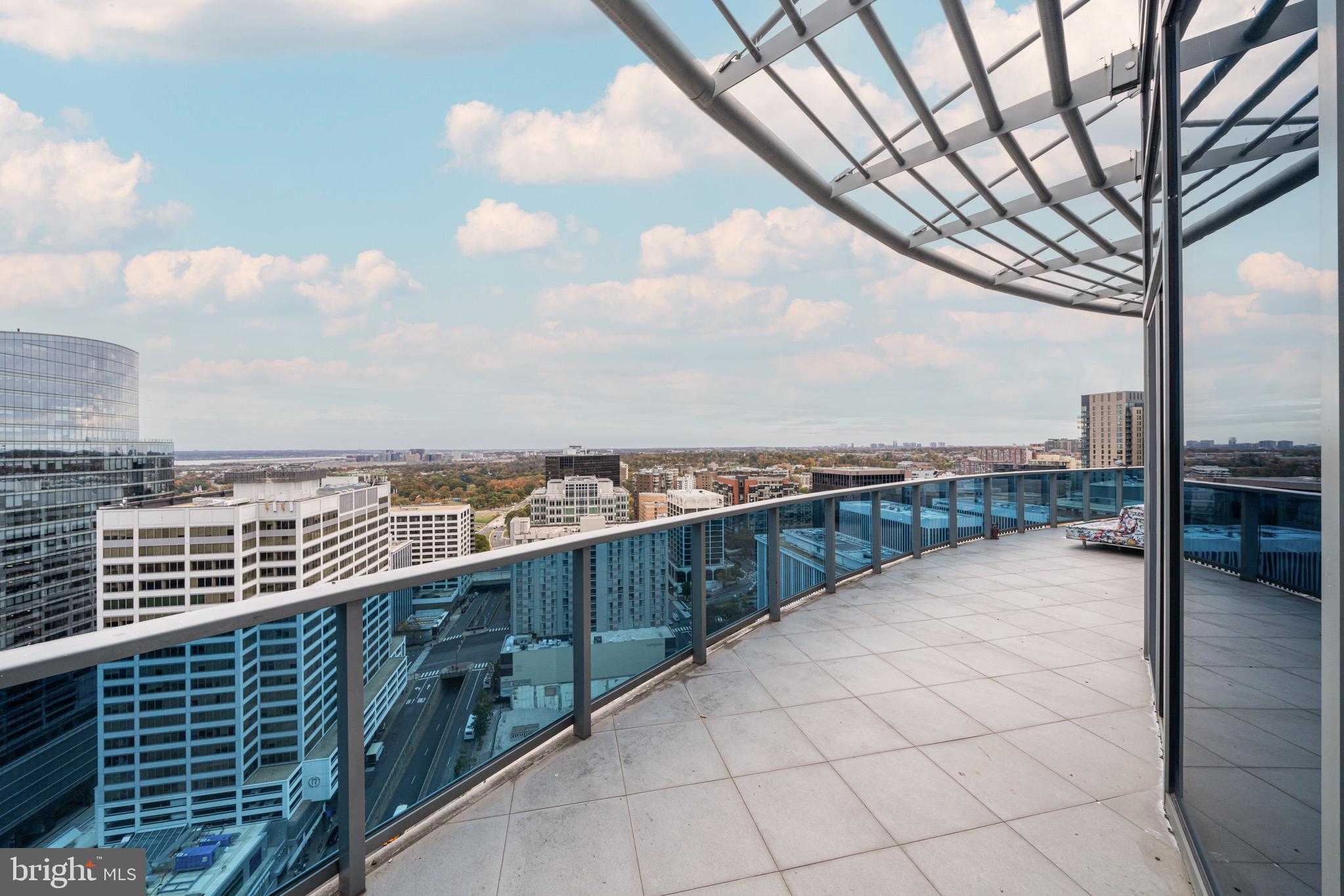 TURNBERRY TOWER - Residential