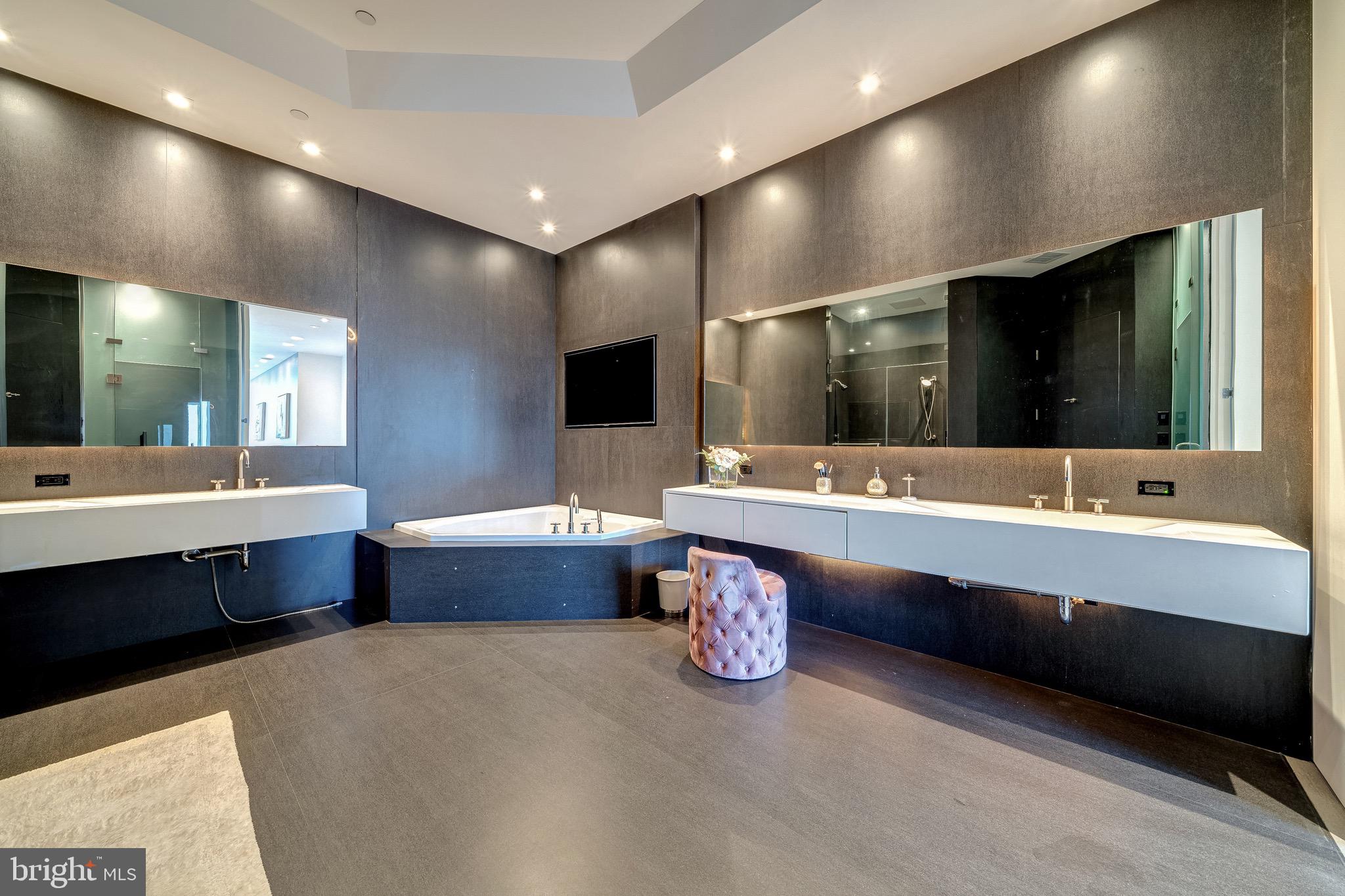 TURNBERRY TOWER - Residential