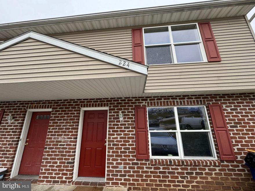 Three bedroom, one and a half bathroom townhouse.
Note: Applicant must fill out an application and be approved PRIOR to viewing the property. The online application can be found on our website. You can apply for this property under the property description.