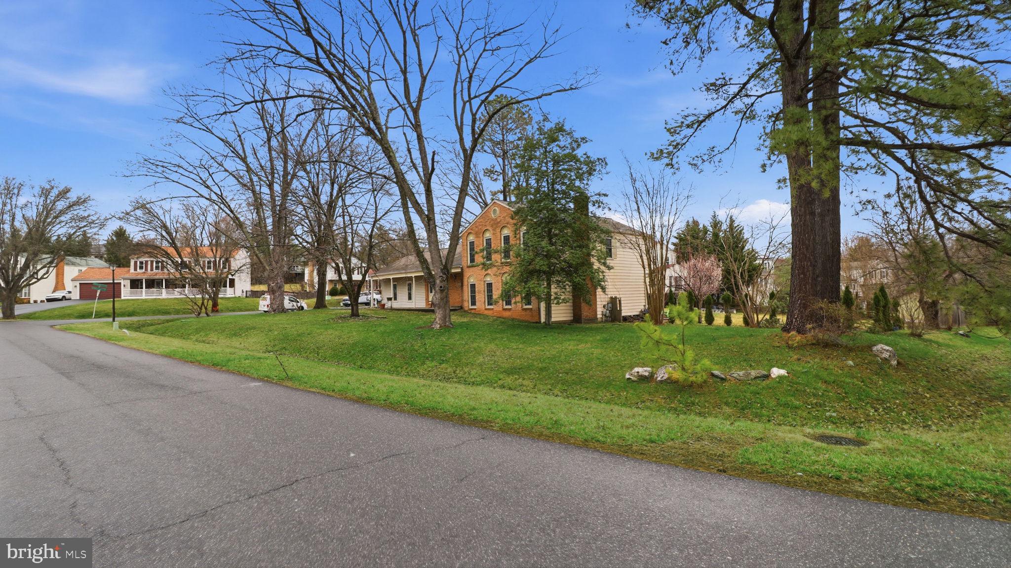 QUINCE ORCHARD KNOLLS - Residential