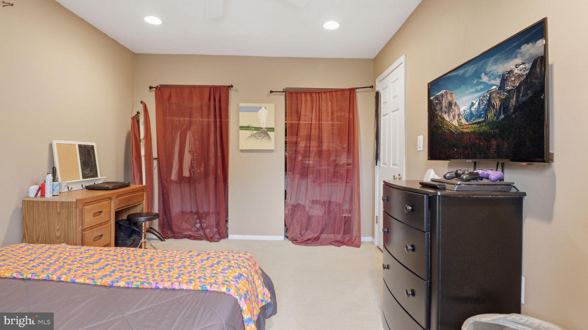 QUINCE ORCHARD KNOLLS - Residential