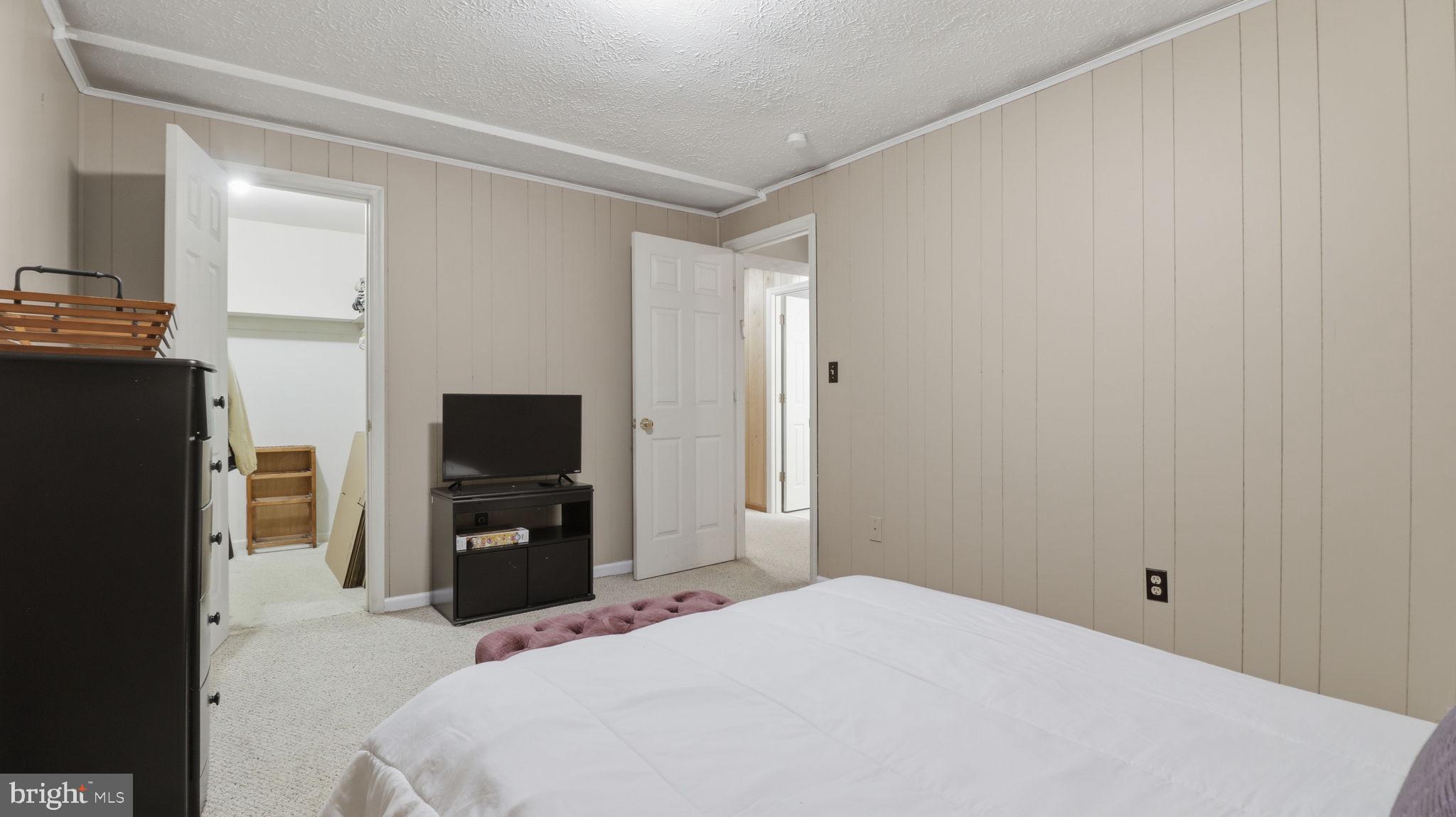 QUINCE ORCHARD KNOLLS - Residential