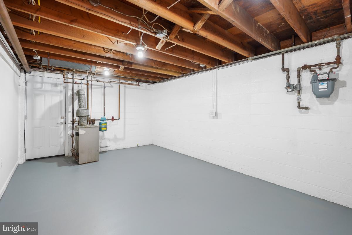 MONTGOMERY KNOLLS - Residential