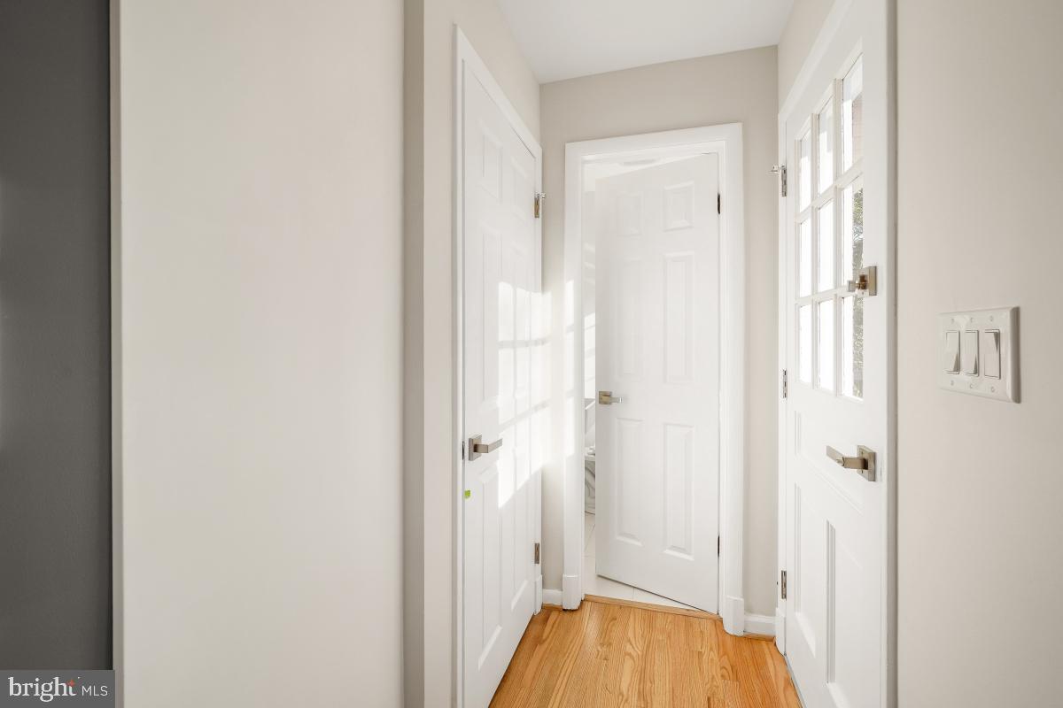 MONTGOMERY KNOLLS - Residential