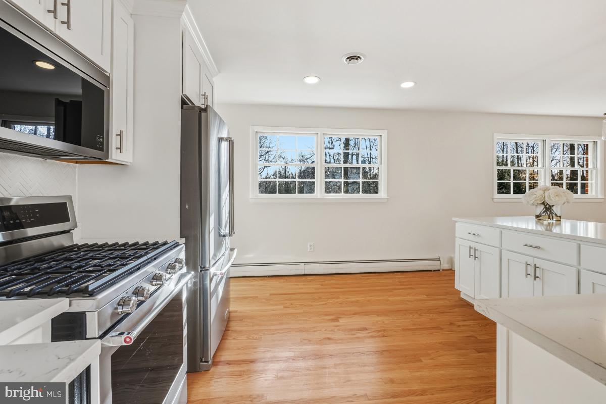 MONTGOMERY KNOLLS - Residential