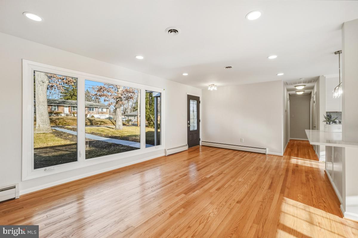 MONTGOMERY KNOLLS - Residential