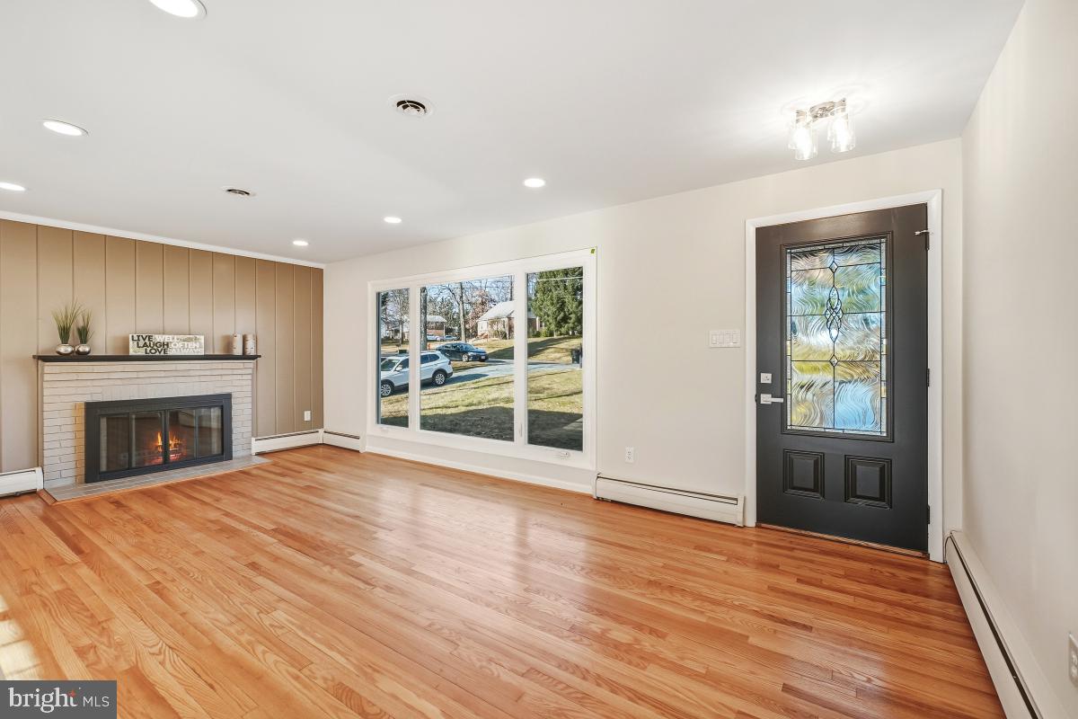 MONTGOMERY KNOLLS - Residential