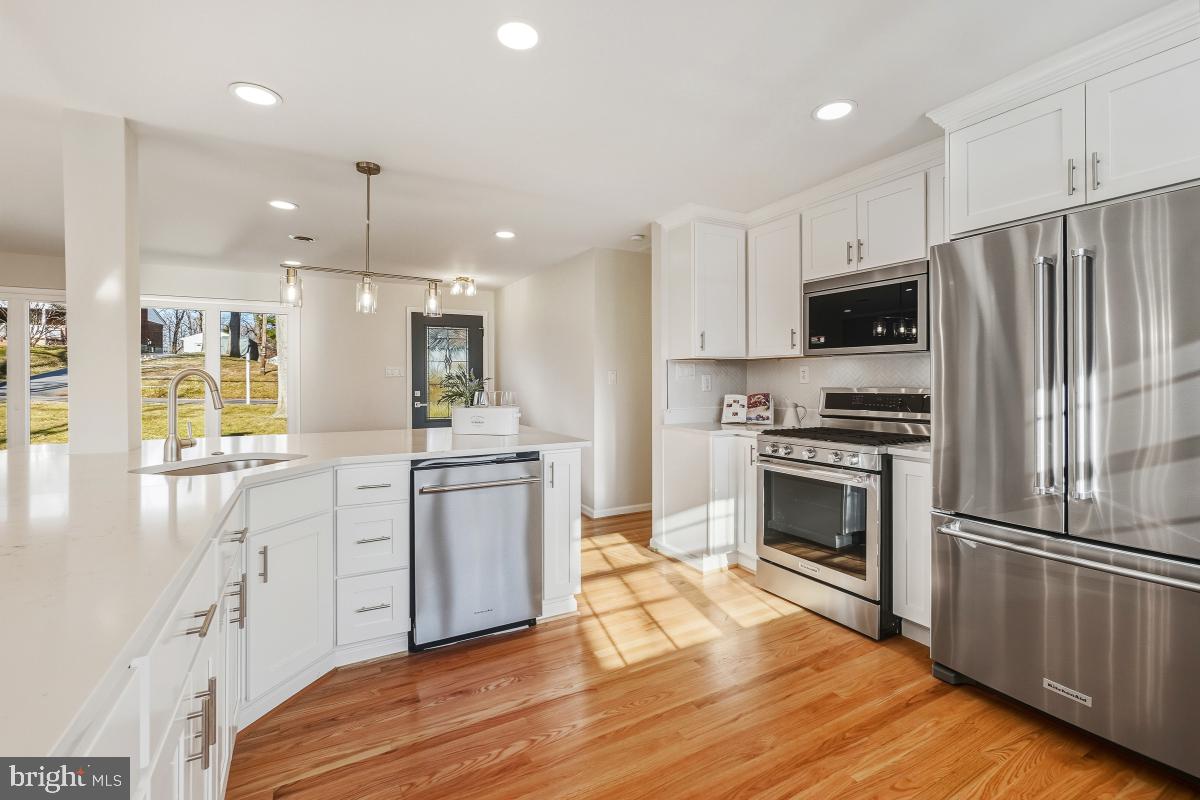 MONTGOMERY KNOLLS - Residential