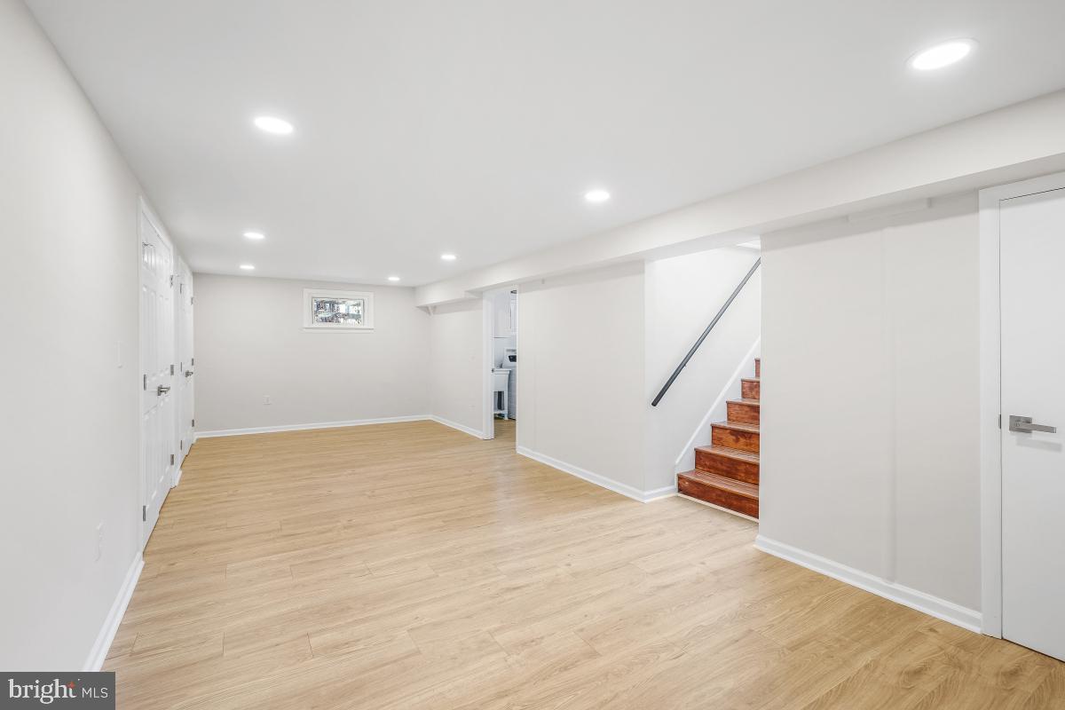 MONTGOMERY KNOLLS - Residential