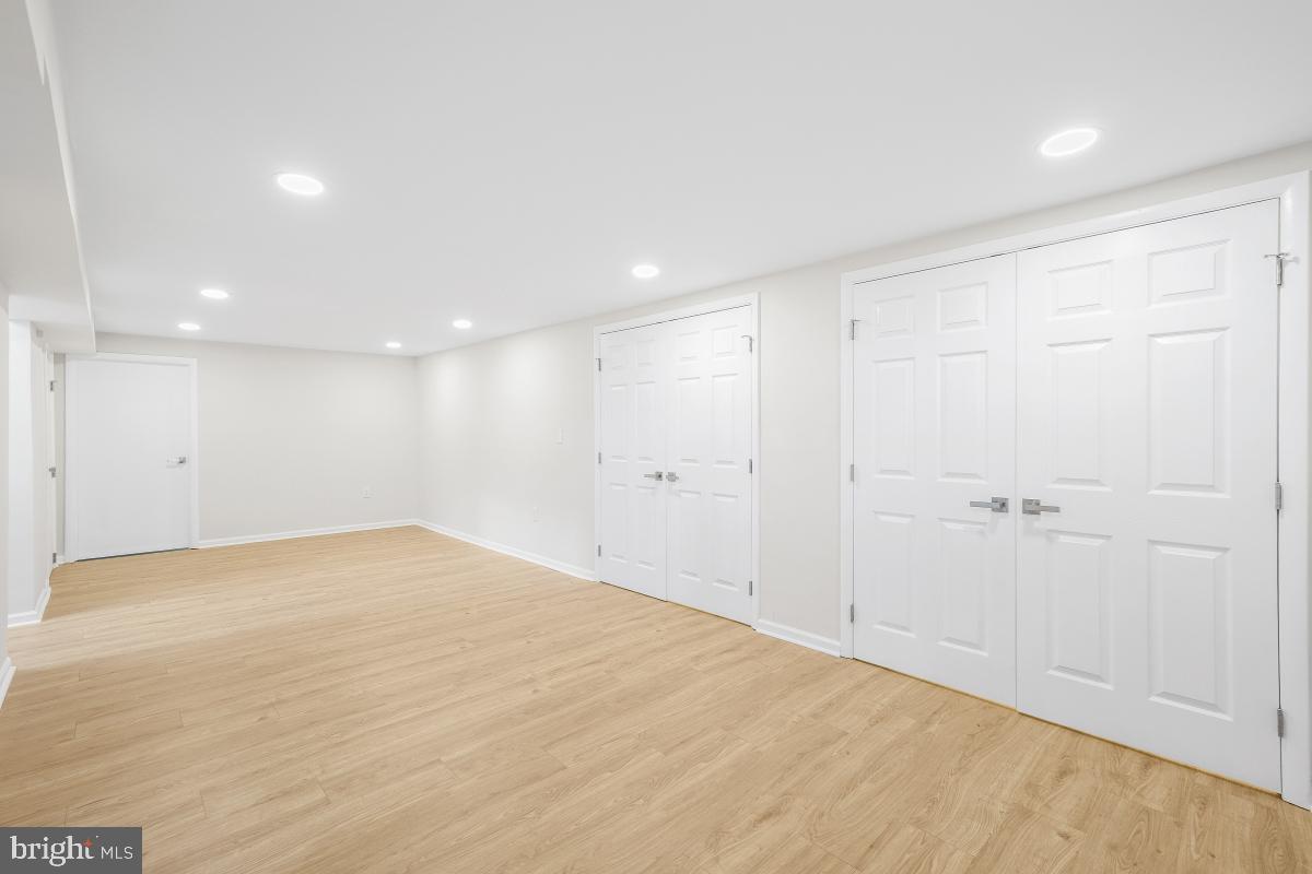 MONTGOMERY KNOLLS - Residential