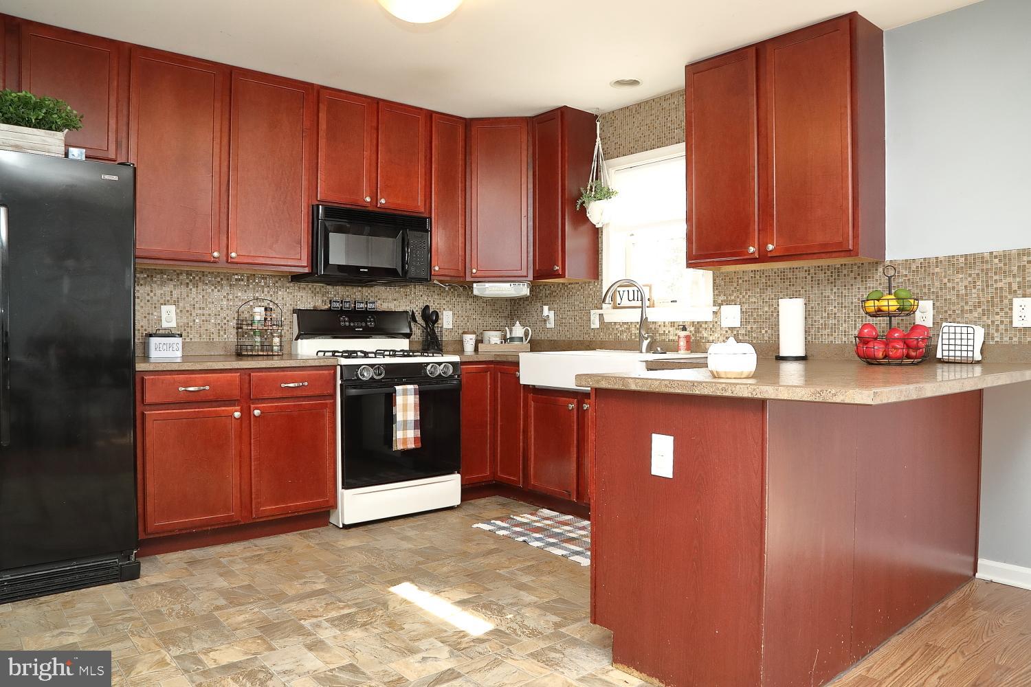 VILLAGE SQUARE COMMONS - Residential