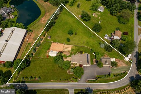 144 HORSE HAPPY ROAD NEWMANSTOWN PA 17073
