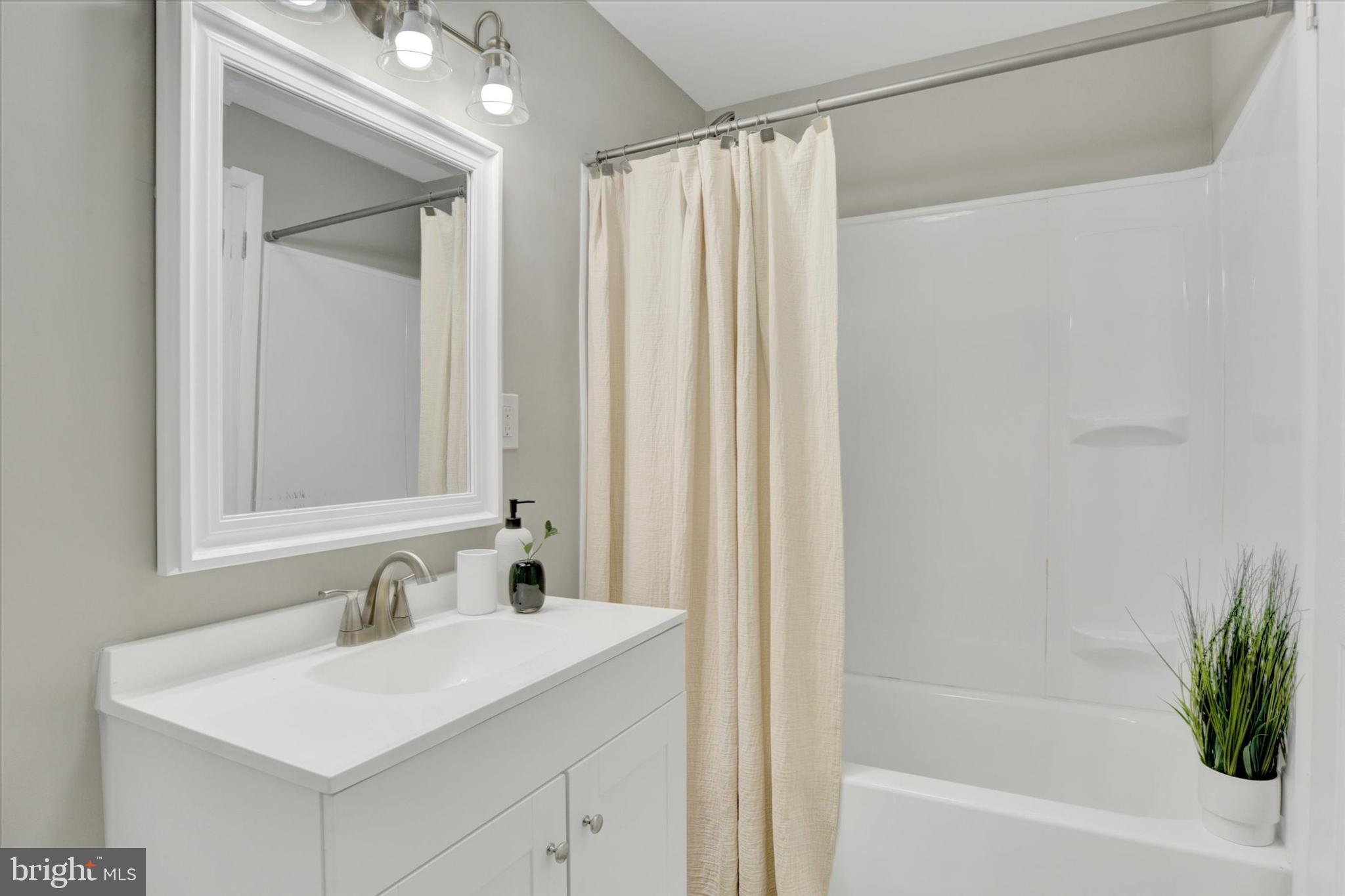 WINDSOR FARMS - Residential