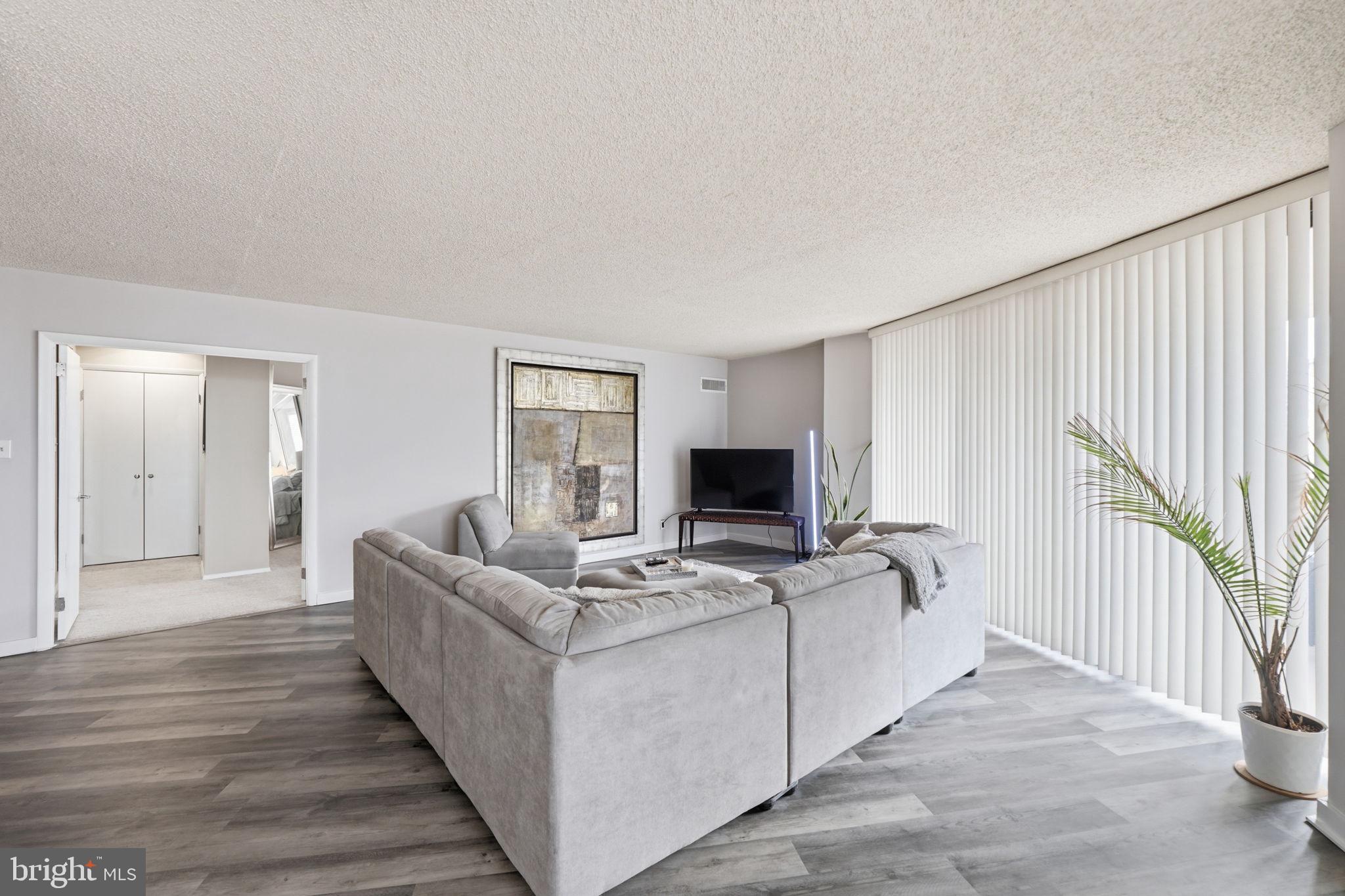 PROMENADE TOWERS - Residential