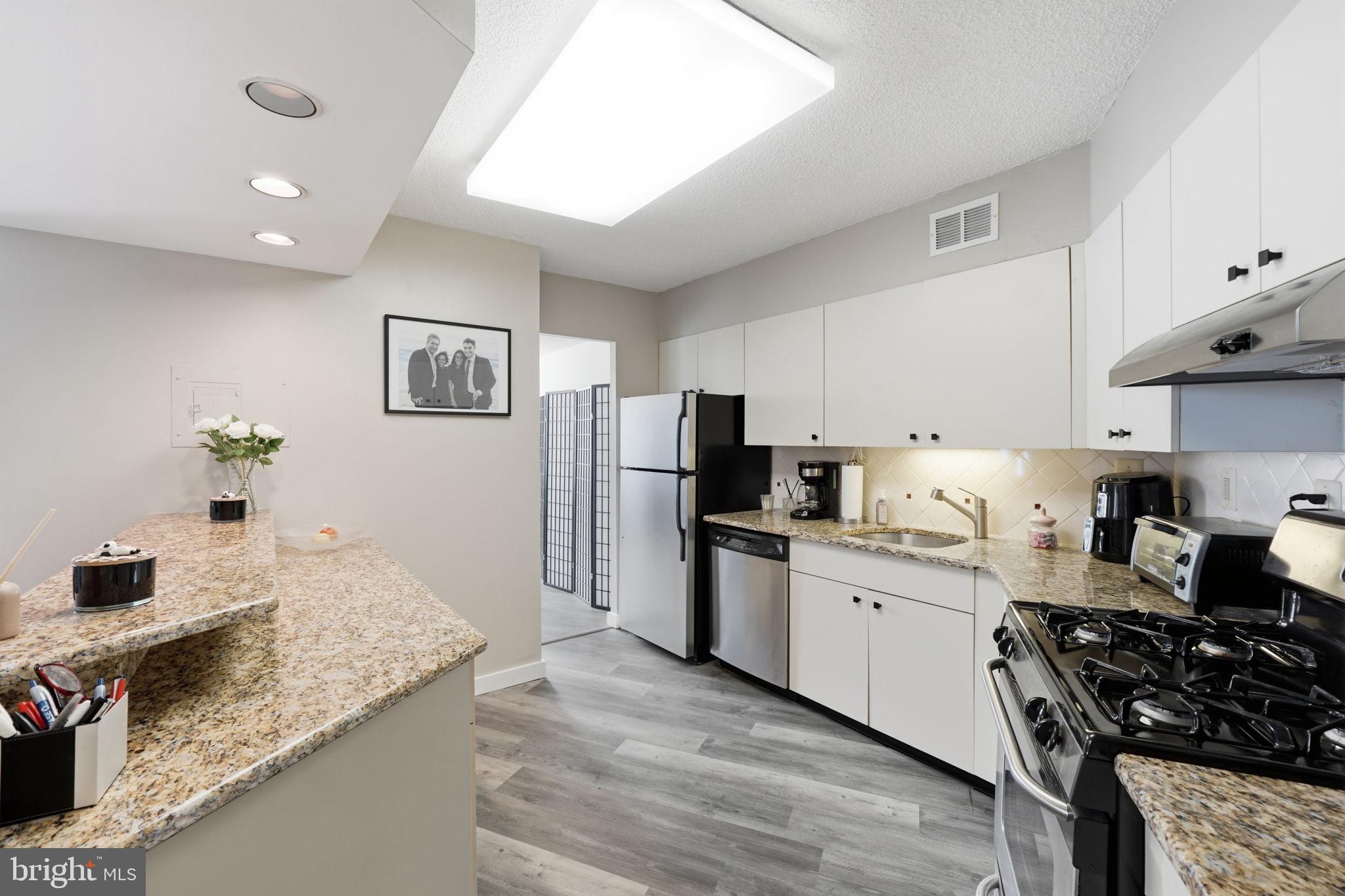 PROMENADE TOWERS - Residential