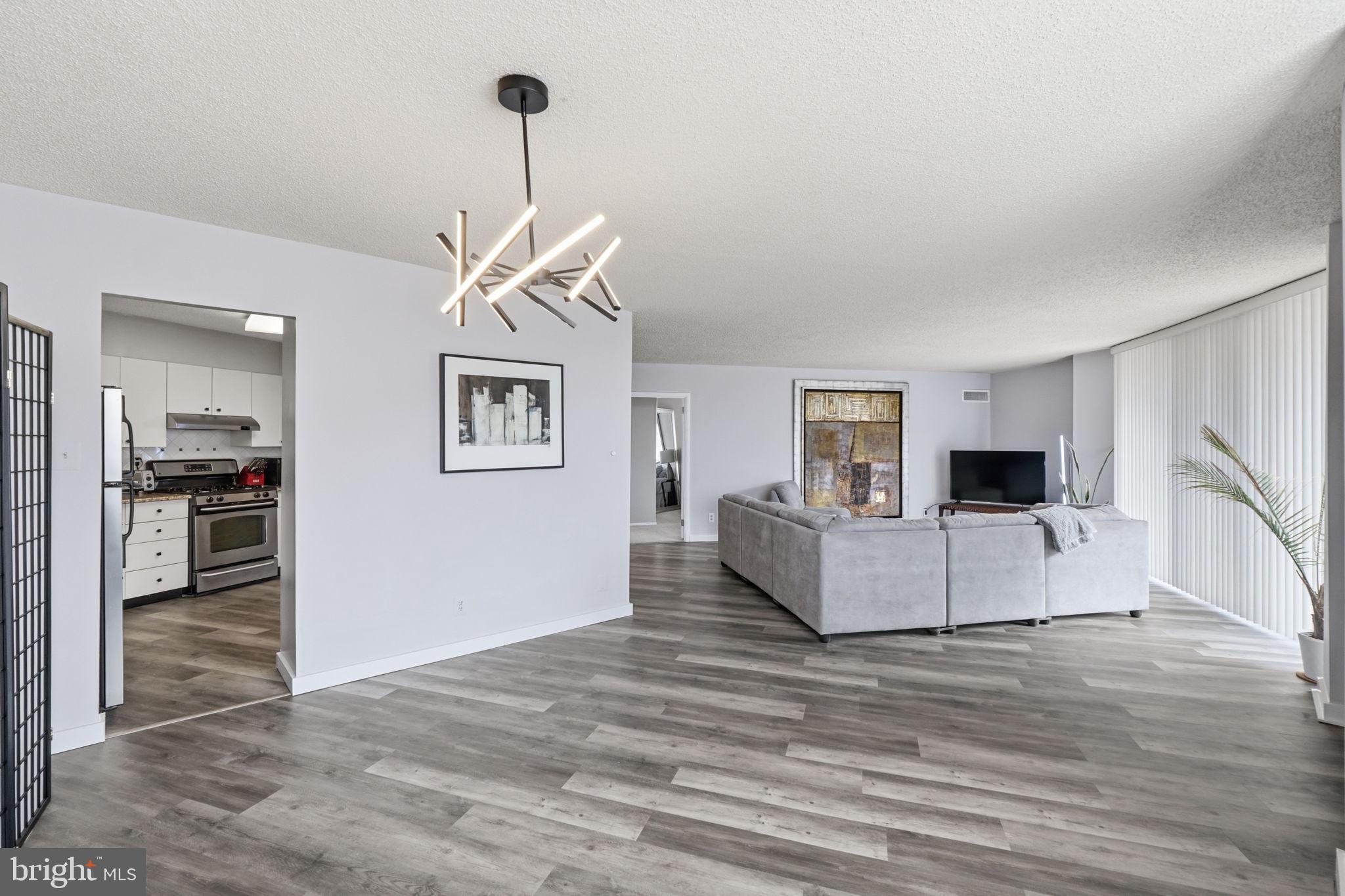 PROMENADE TOWERS - Residential