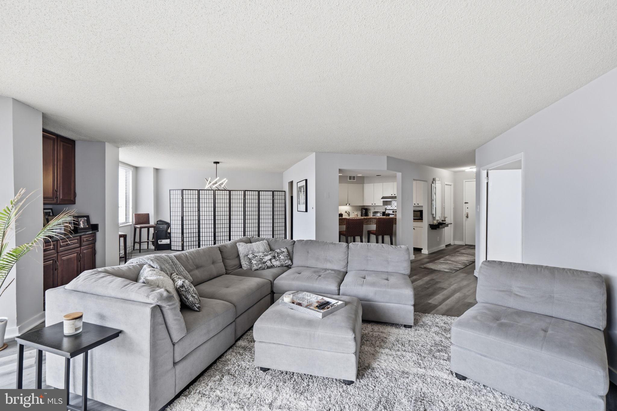 PROMENADE TOWERS - Residential