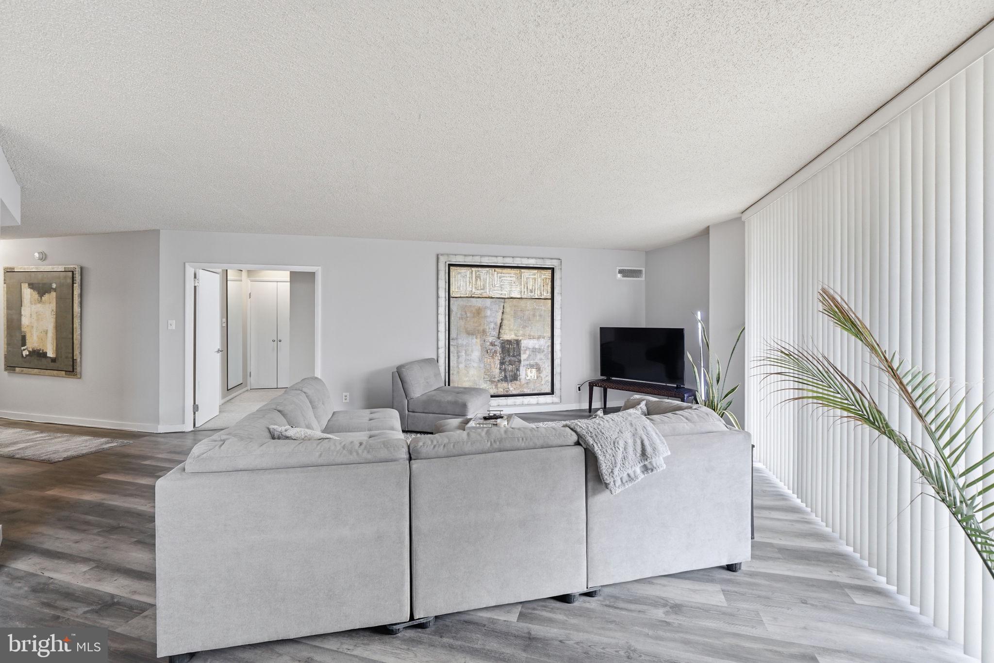 PROMENADE TOWERS - Residential