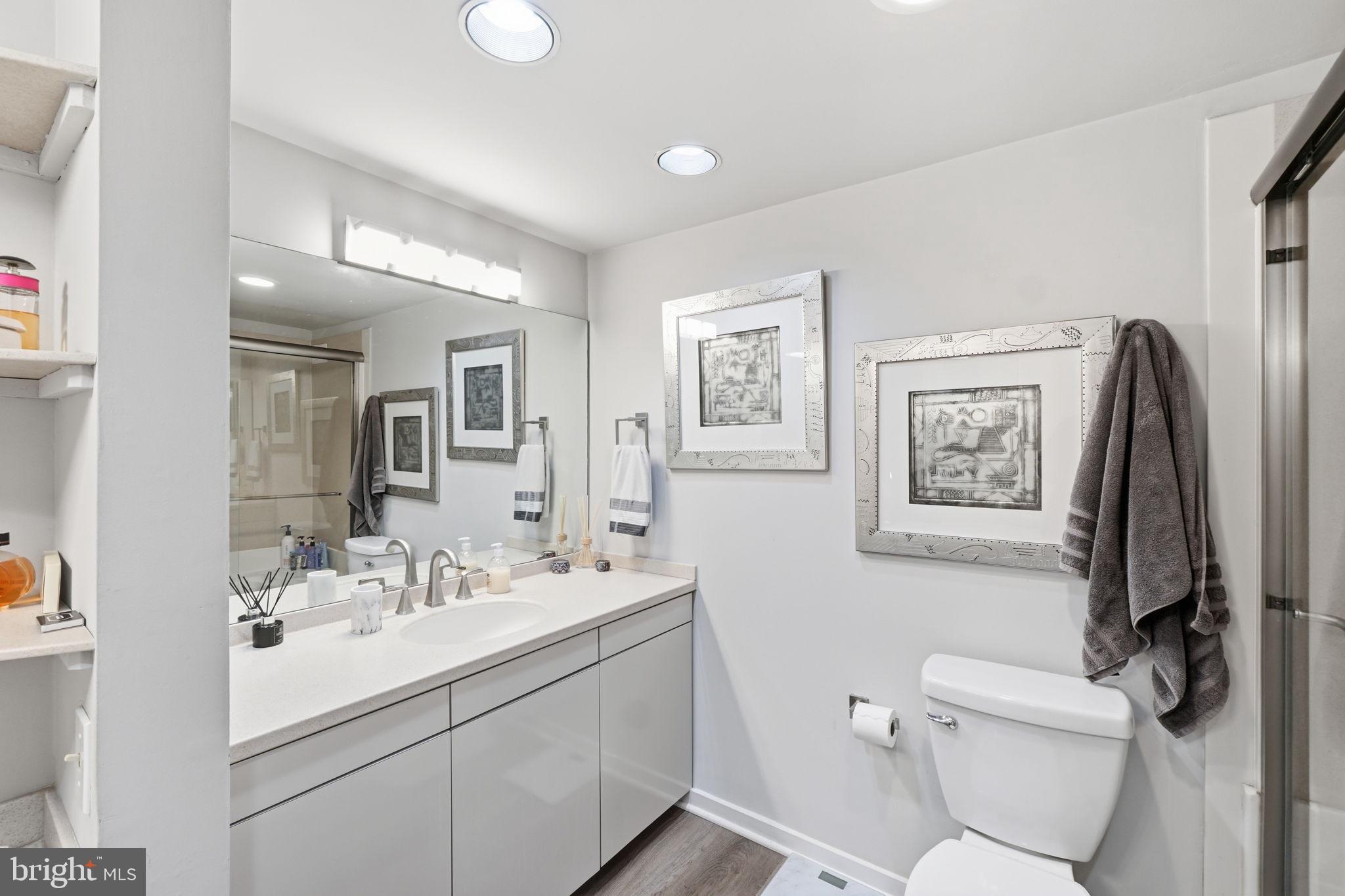 PROMENADE TOWERS - Residential