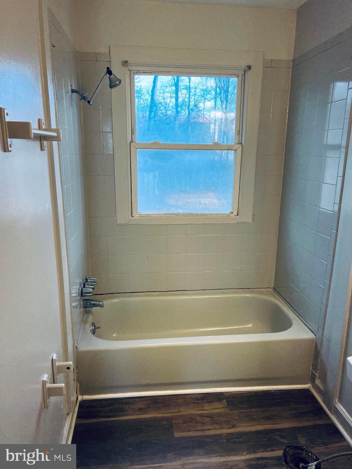 BREEZY KNOLL - Residential