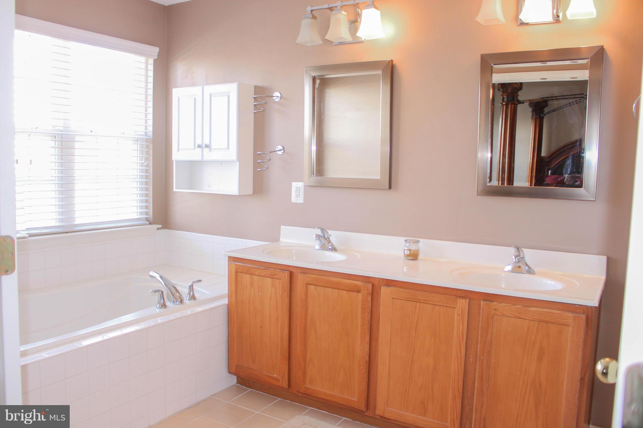 ROUND HILL - Residential