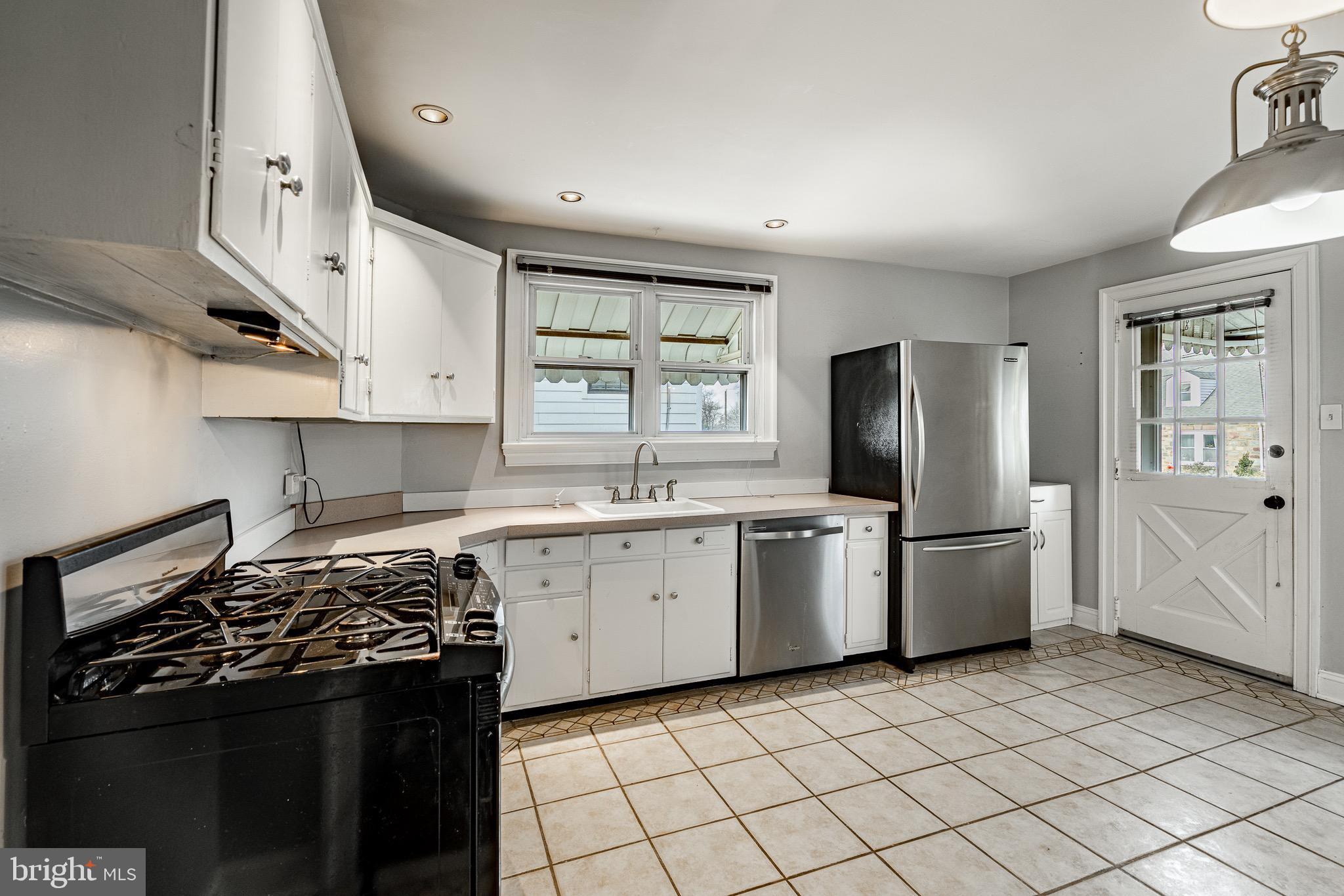 LARCHMONT SQ - Residential