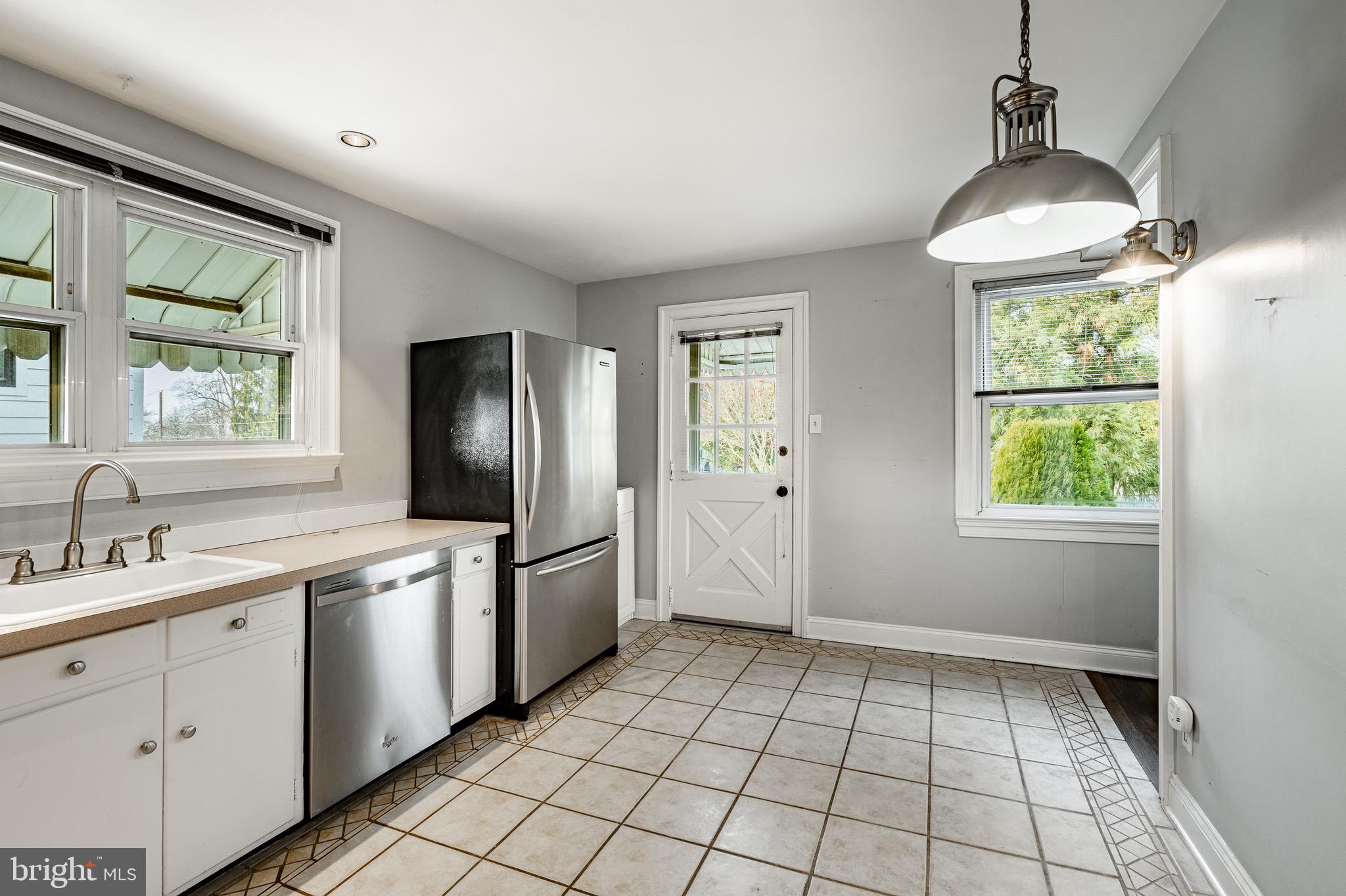 LARCHMONT SQ - Residential