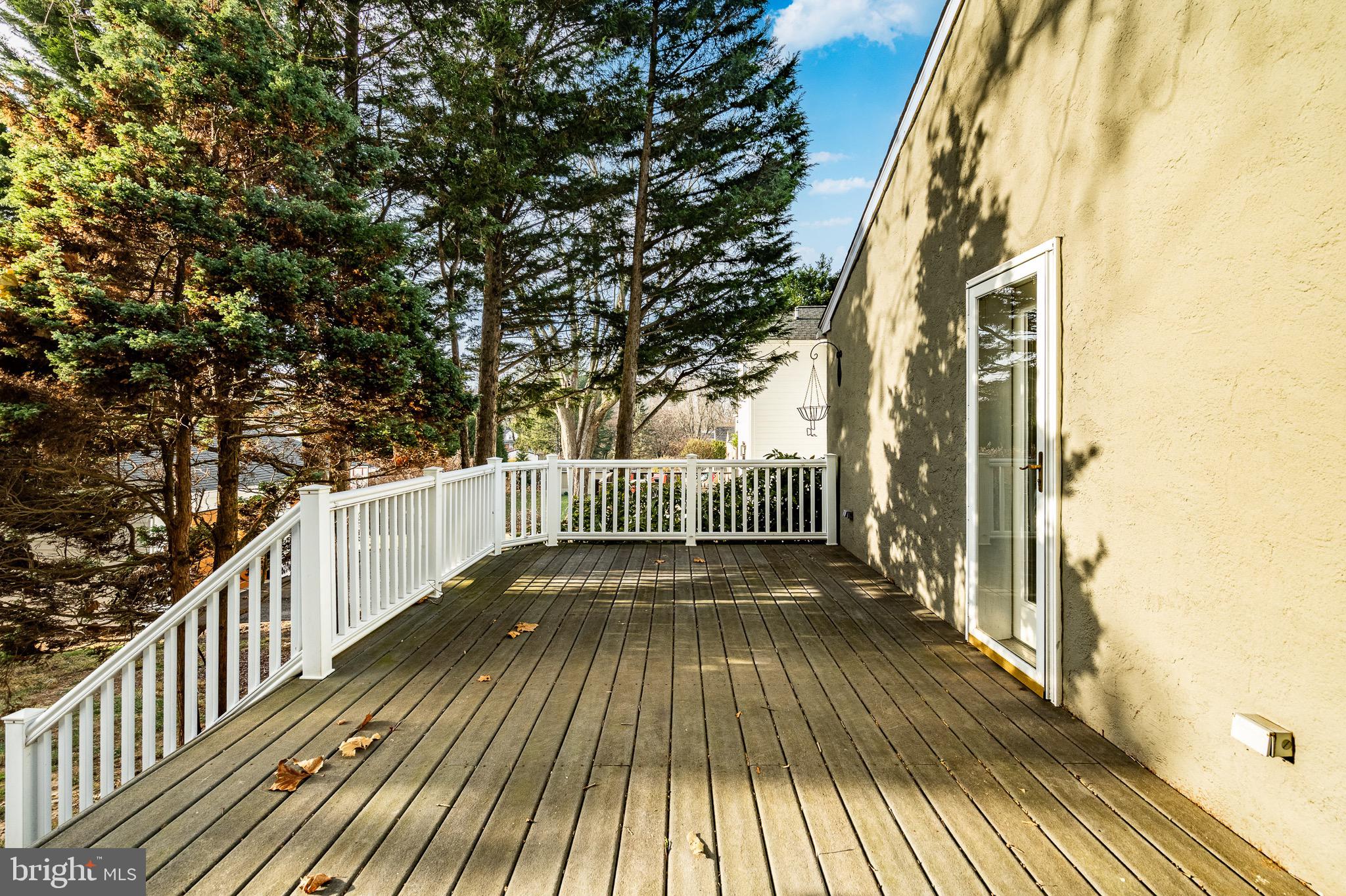 LARCHMONT SQ - Residential