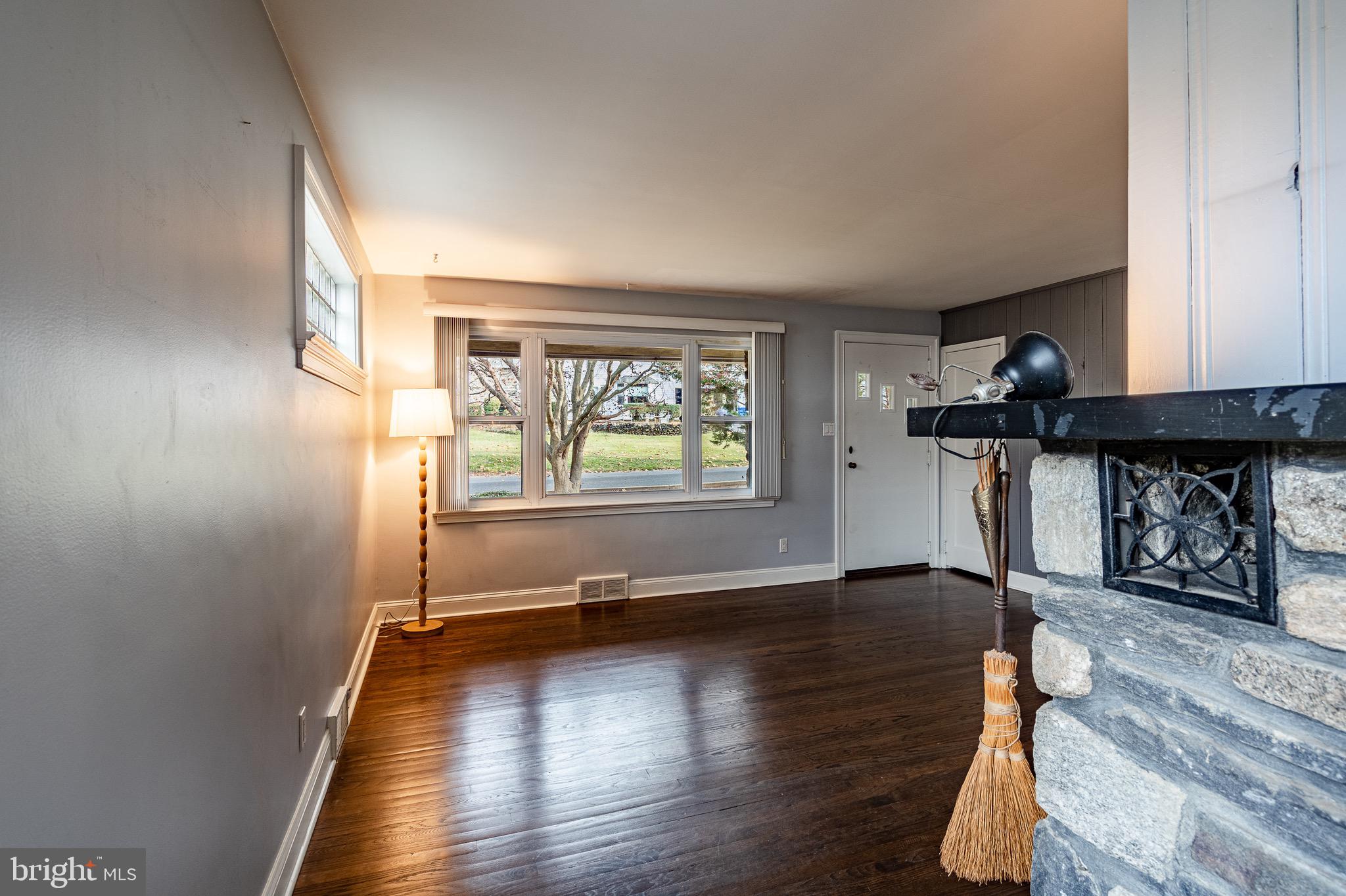 LARCHMONT SQ - Residential