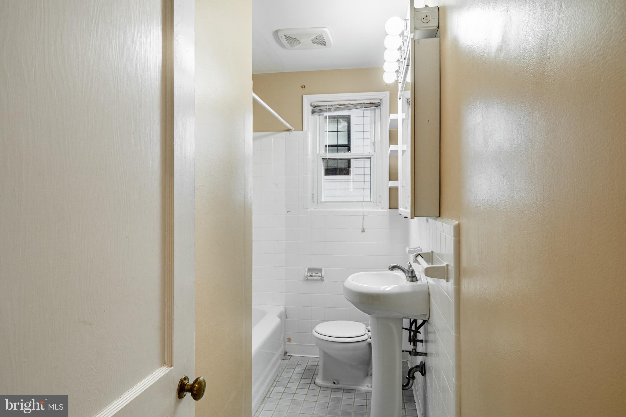 LARCHMONT SQ - Residential