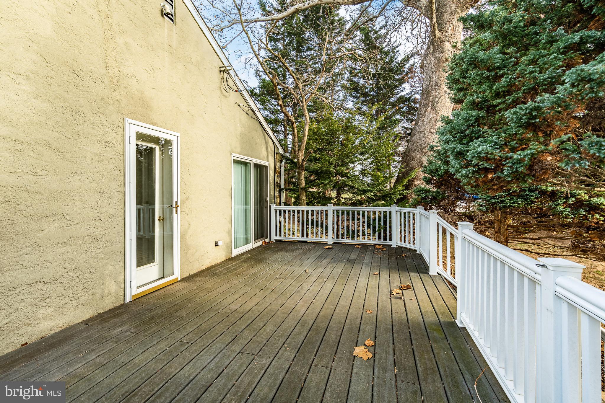 LARCHMONT SQ - Residential