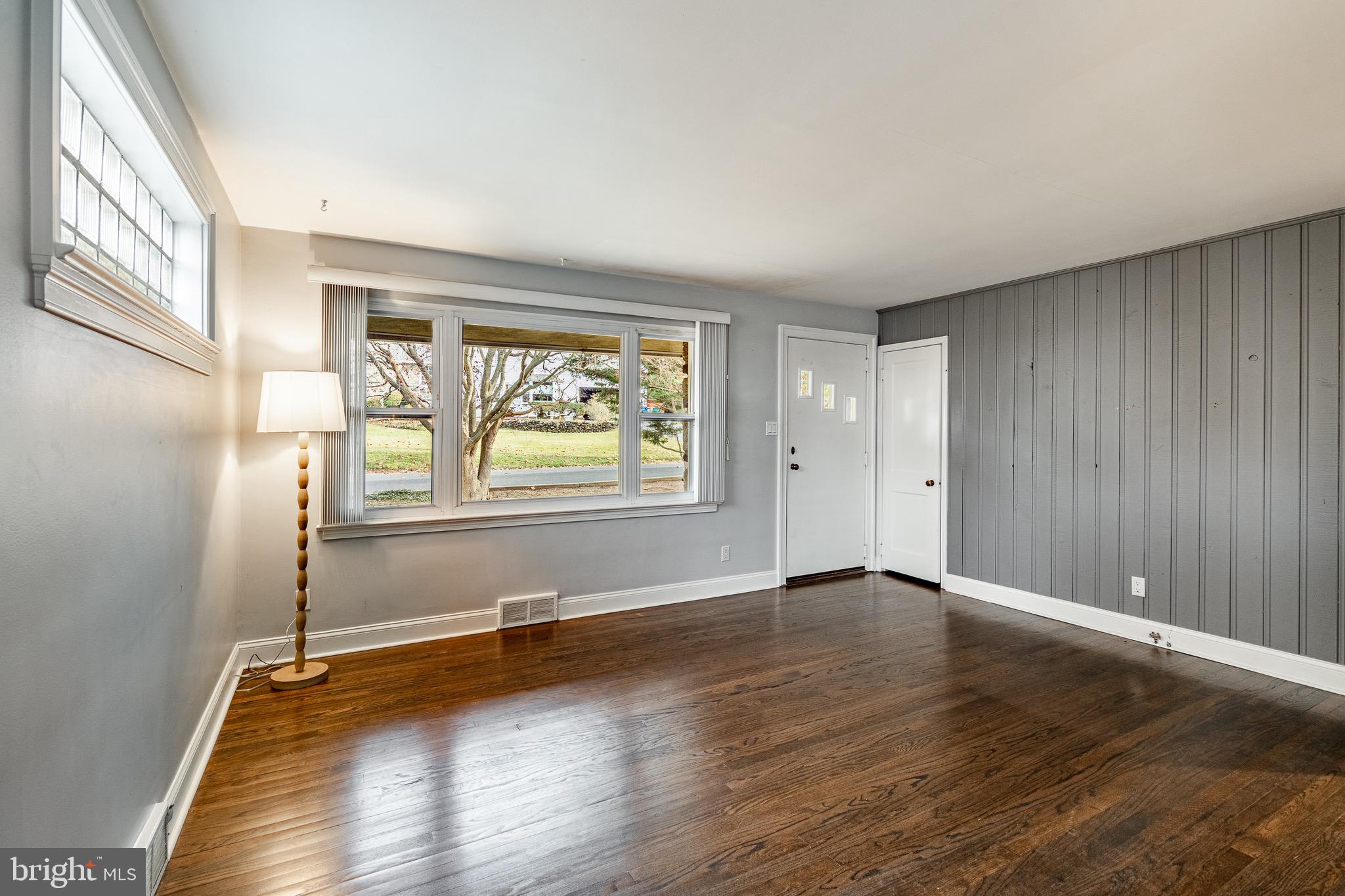 LARCHMONT SQ - Residential