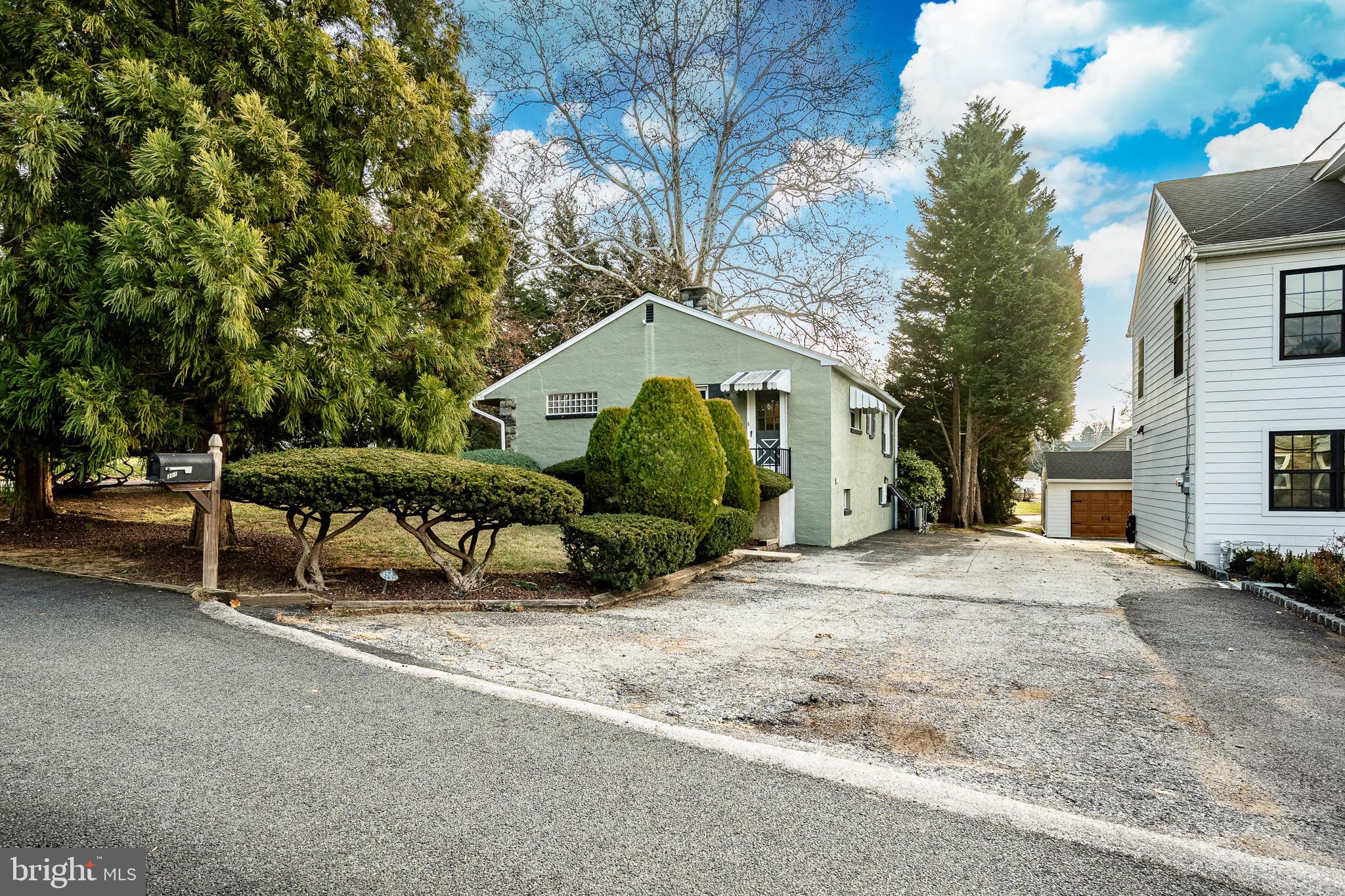 LARCHMONT SQ - Residential