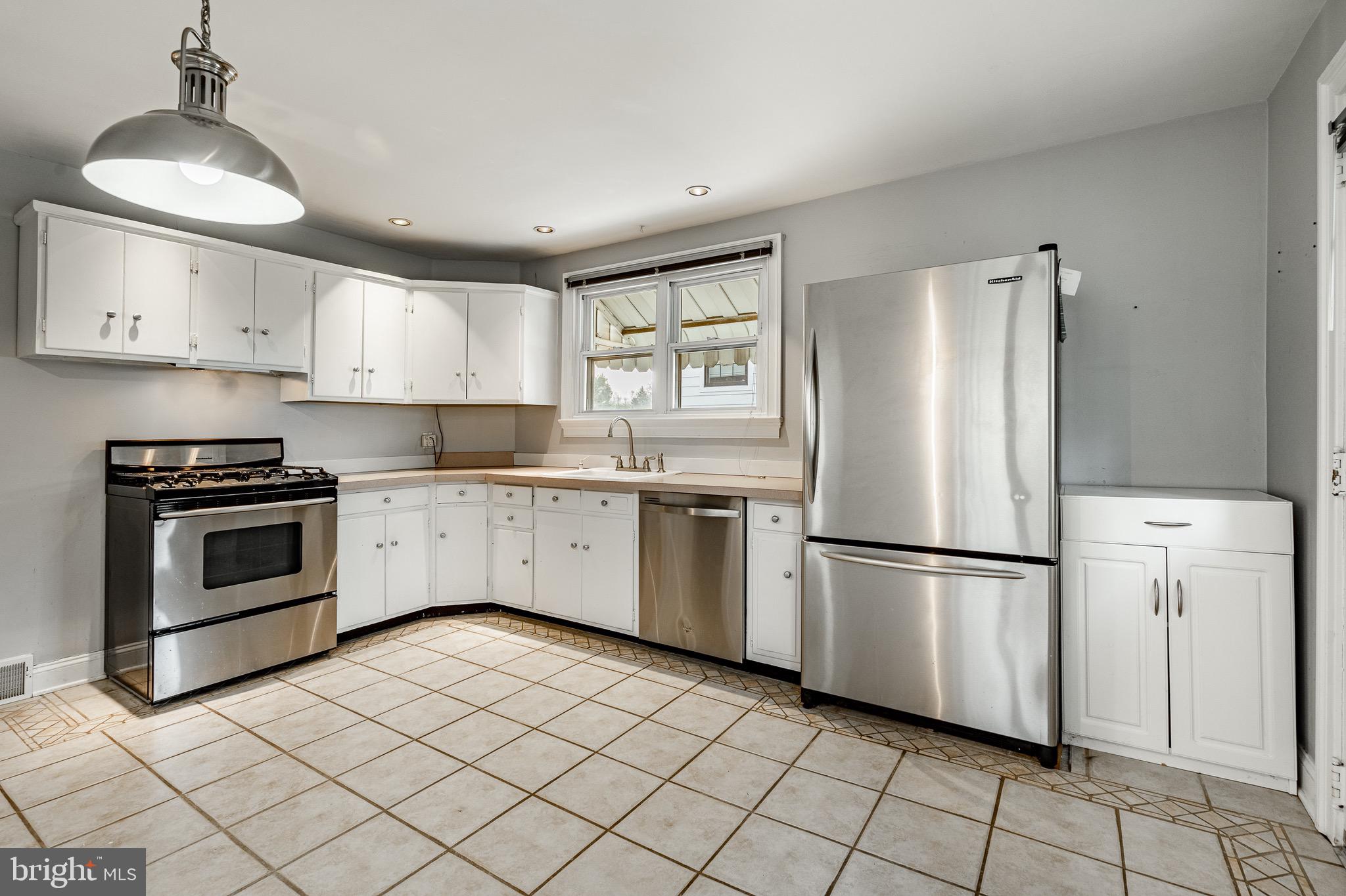 LARCHMONT SQ - Residential