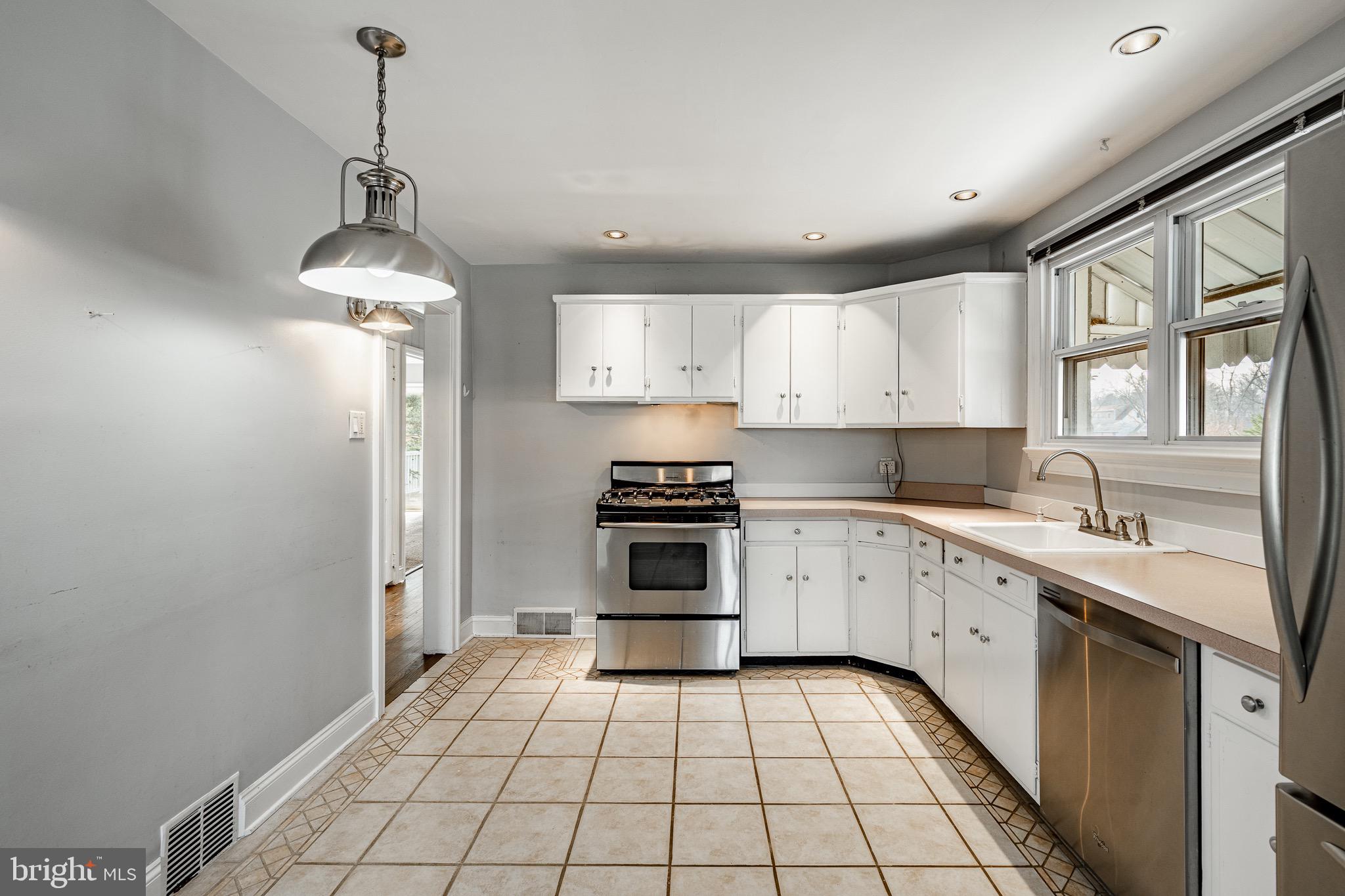 LARCHMONT SQ - Residential