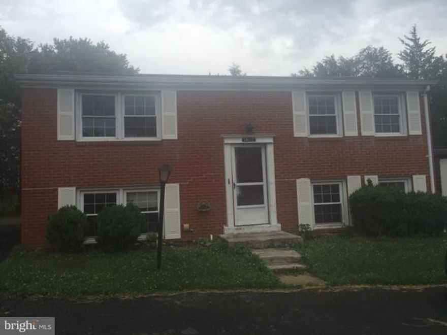 Conveniently located in the heart of dale city, close to Minnieville / Dale blvd, shopping & dinning. New hardwood floors. Owner will change the stove. Washer & Dryer As-is.