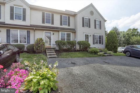 Photo of 328 BANYAN CIRCLE DR, LANCASTER, PA 17603 (MLS # PALA2038622)