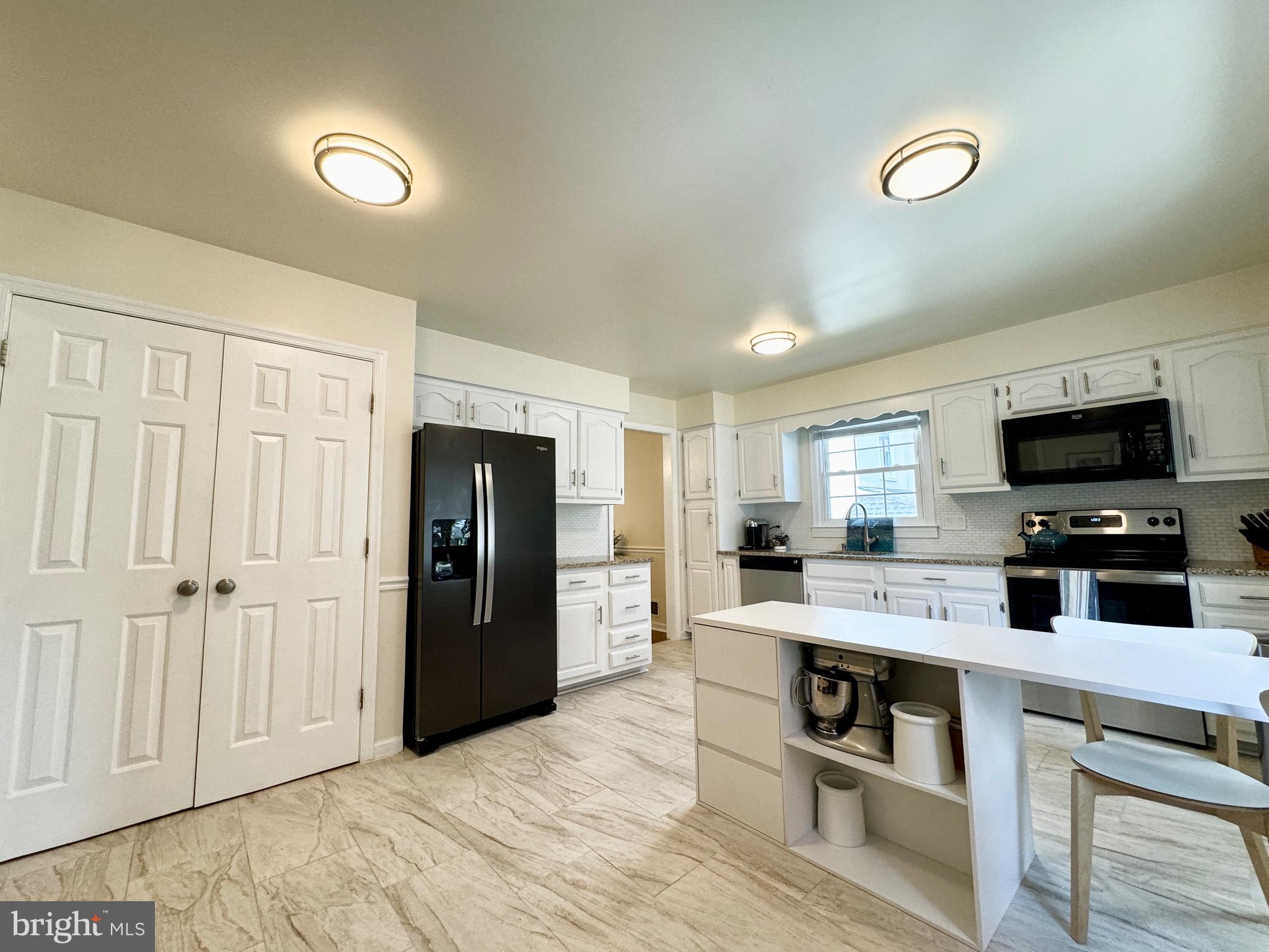 BEVERLY MANOR - Residential Lease