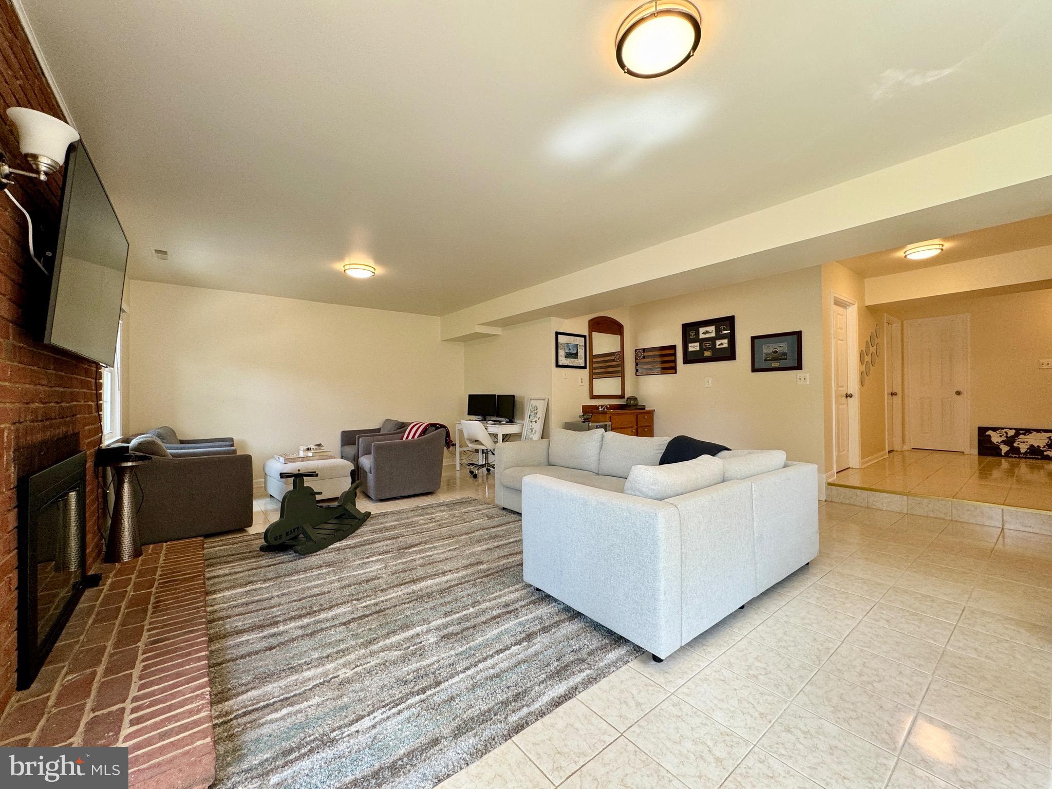 BEVERLY MANOR - Residential Lease