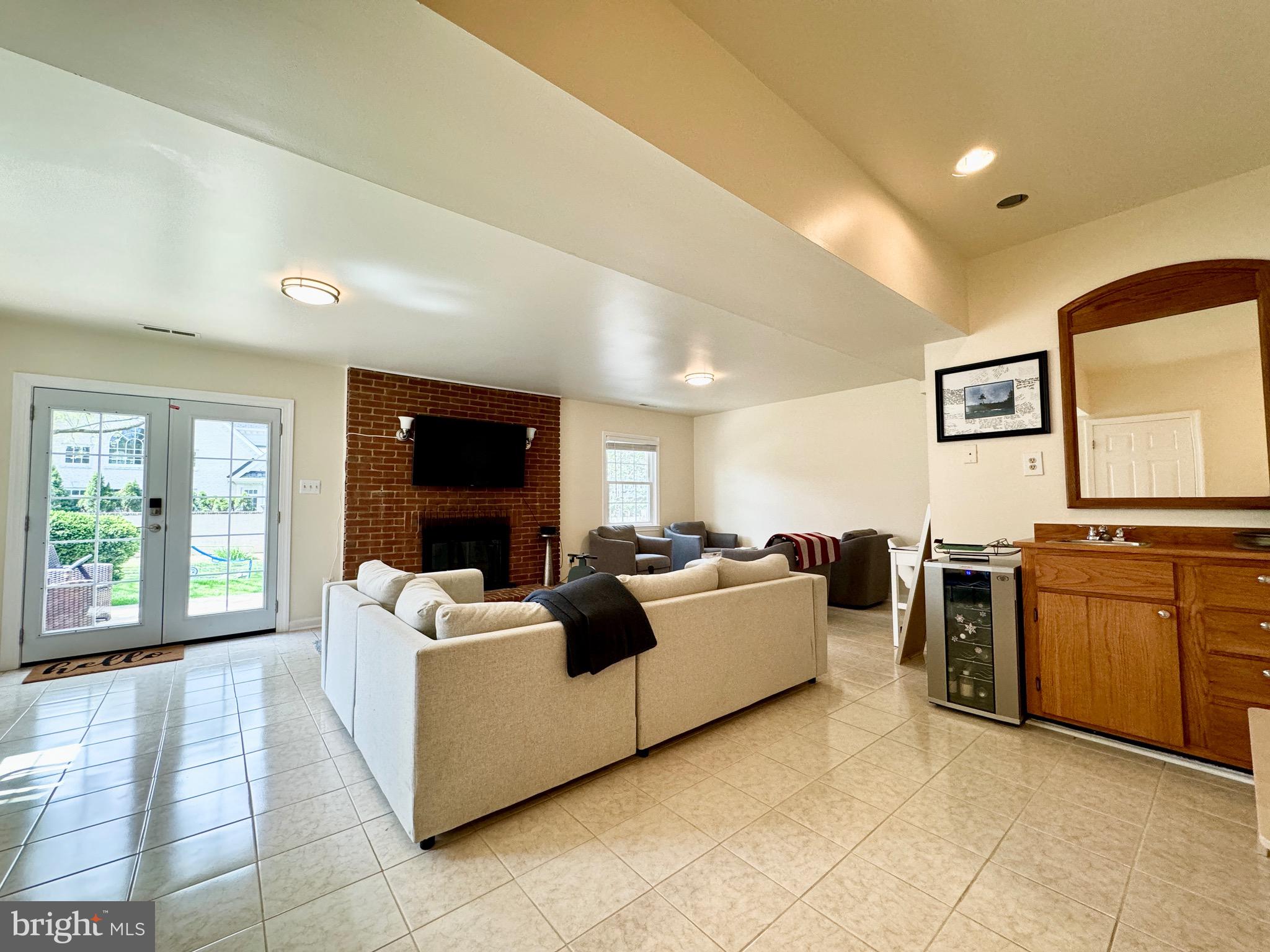 BEVERLY MANOR - Residential Lease