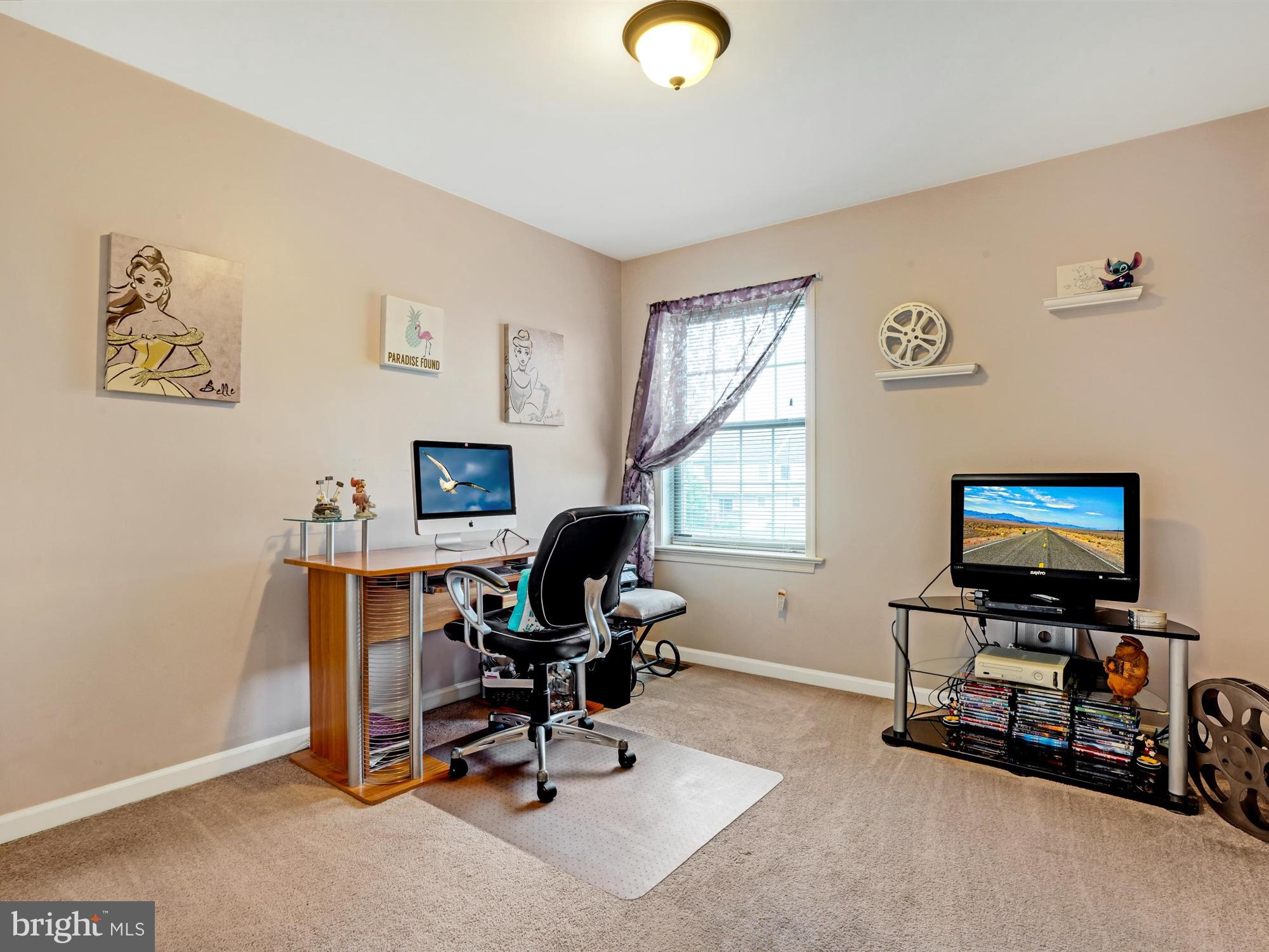 VILLAGE SQUARE MAYTOWN - Residential