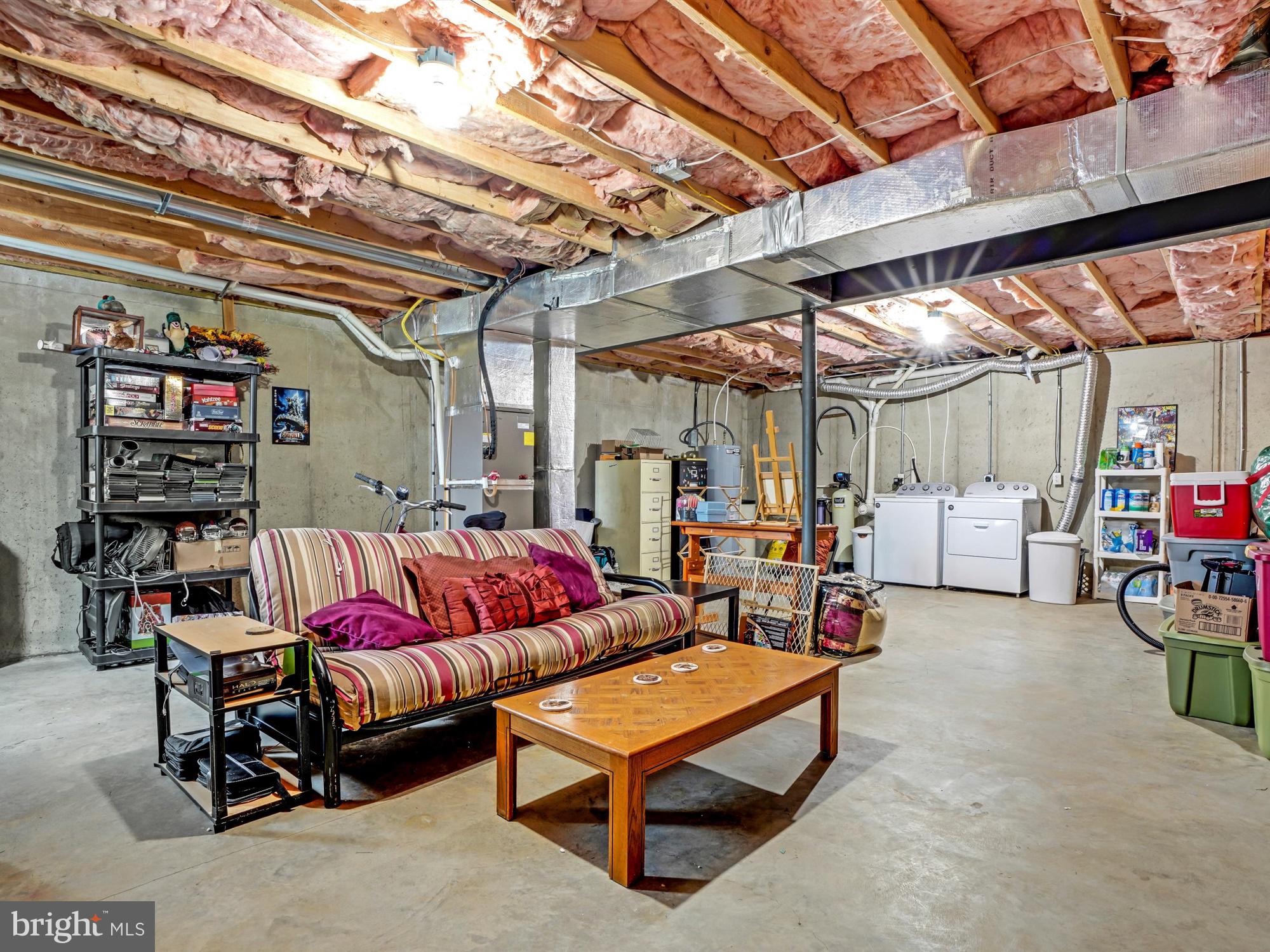 VILLAGE SQUARE MAYTOWN - Residential