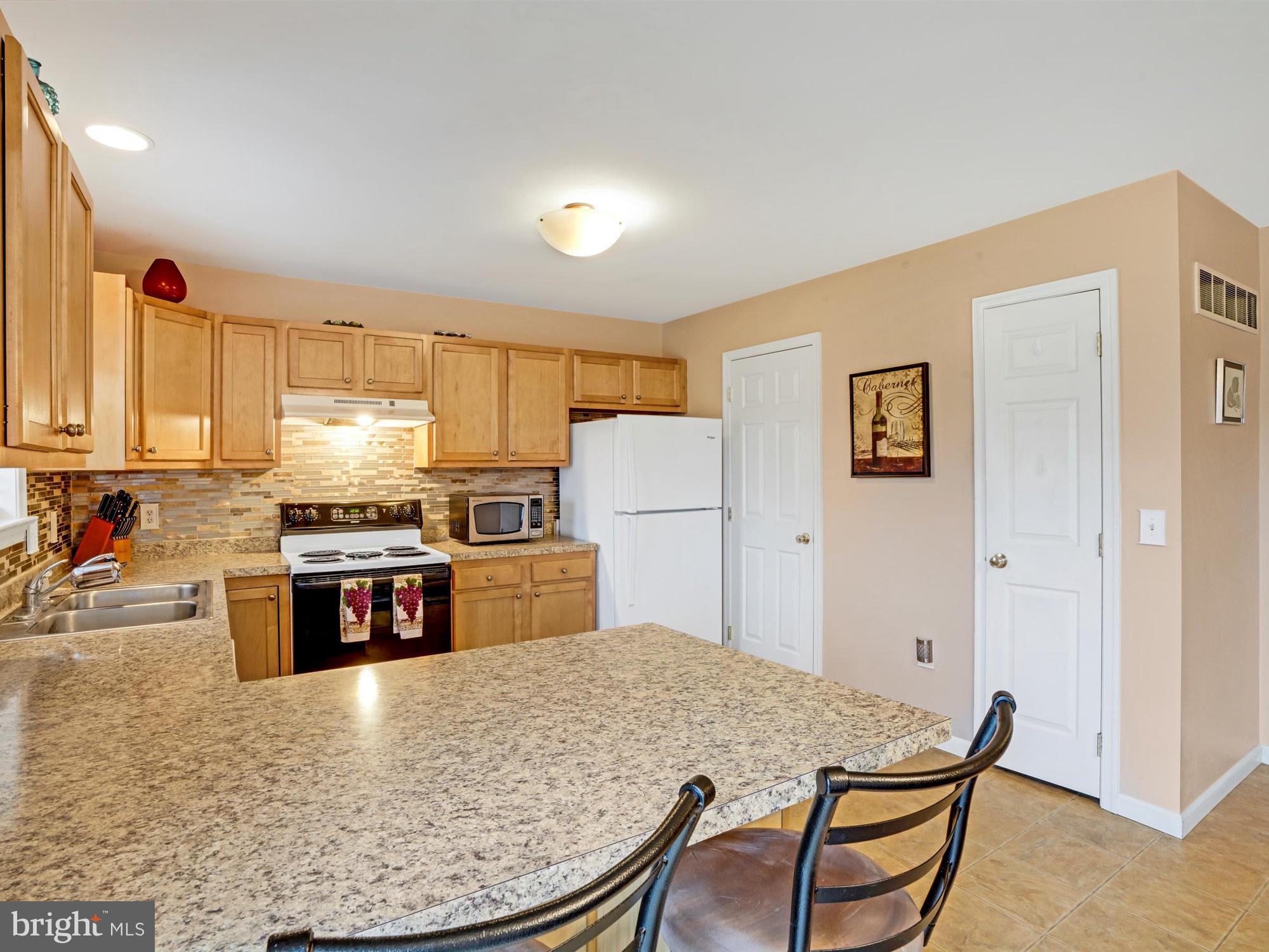 VILLAGE SQUARE MAYTOWN - Residential